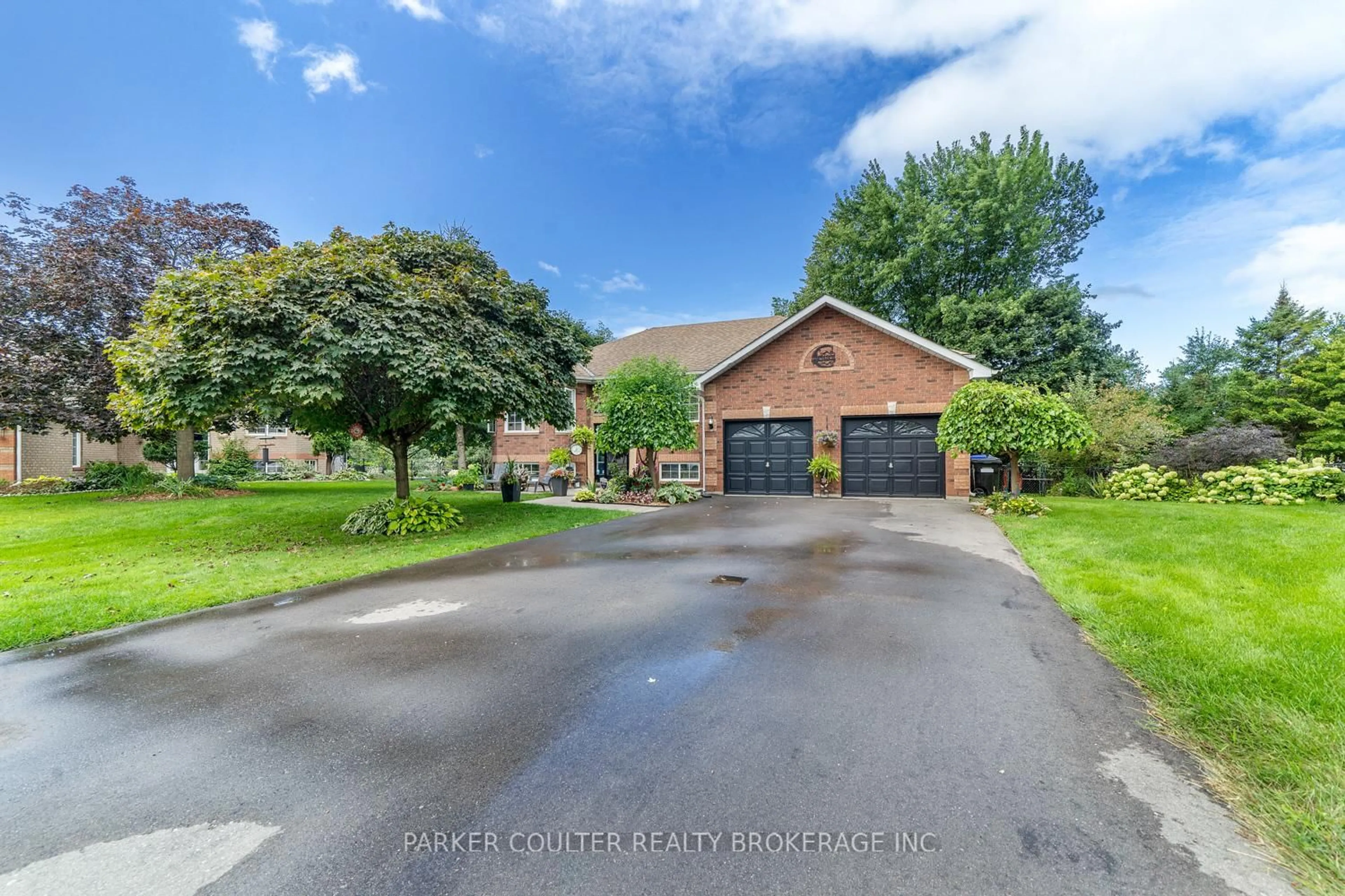 A pic from outside/outdoor area/front of a property/back of a property/a pic from drone, street for 7 Coles Crt, Wasaga Beach Ontario L9Z 1H5