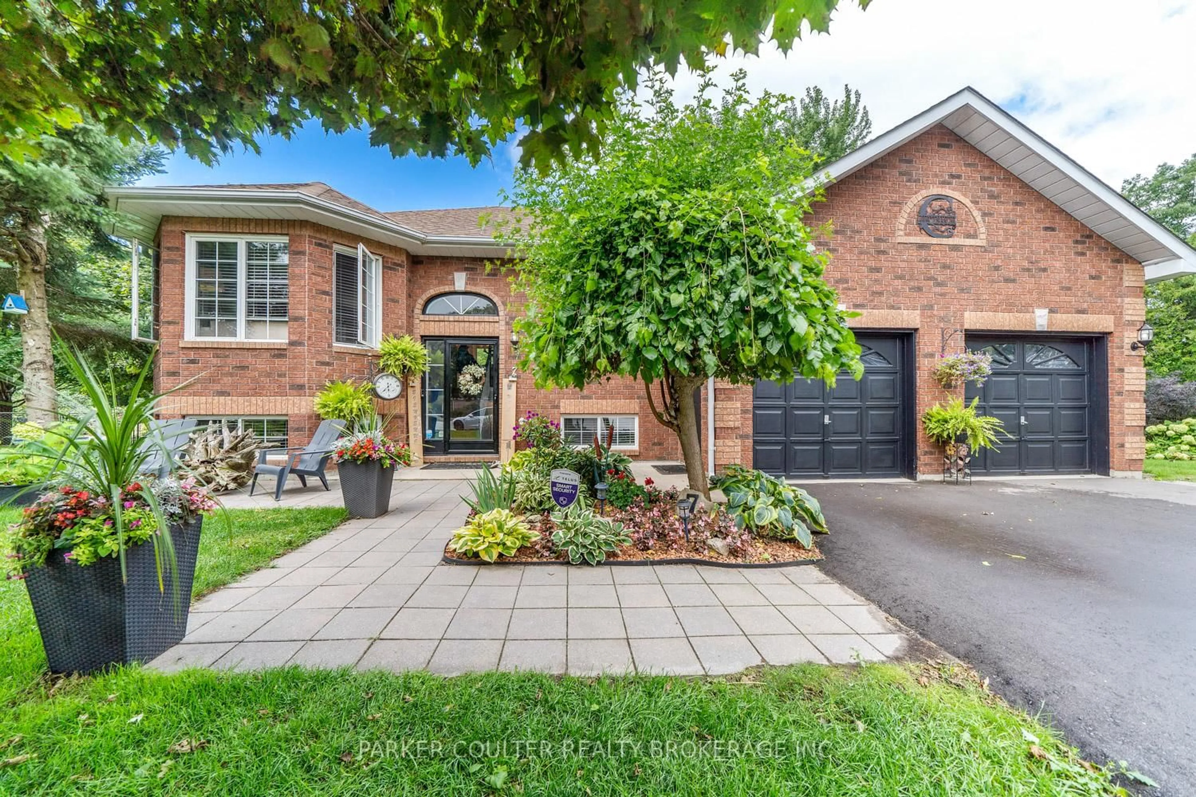 Home with brick exterior material, street for 7 Coles Crt, Wasaga Beach Ontario L9Z 1H5