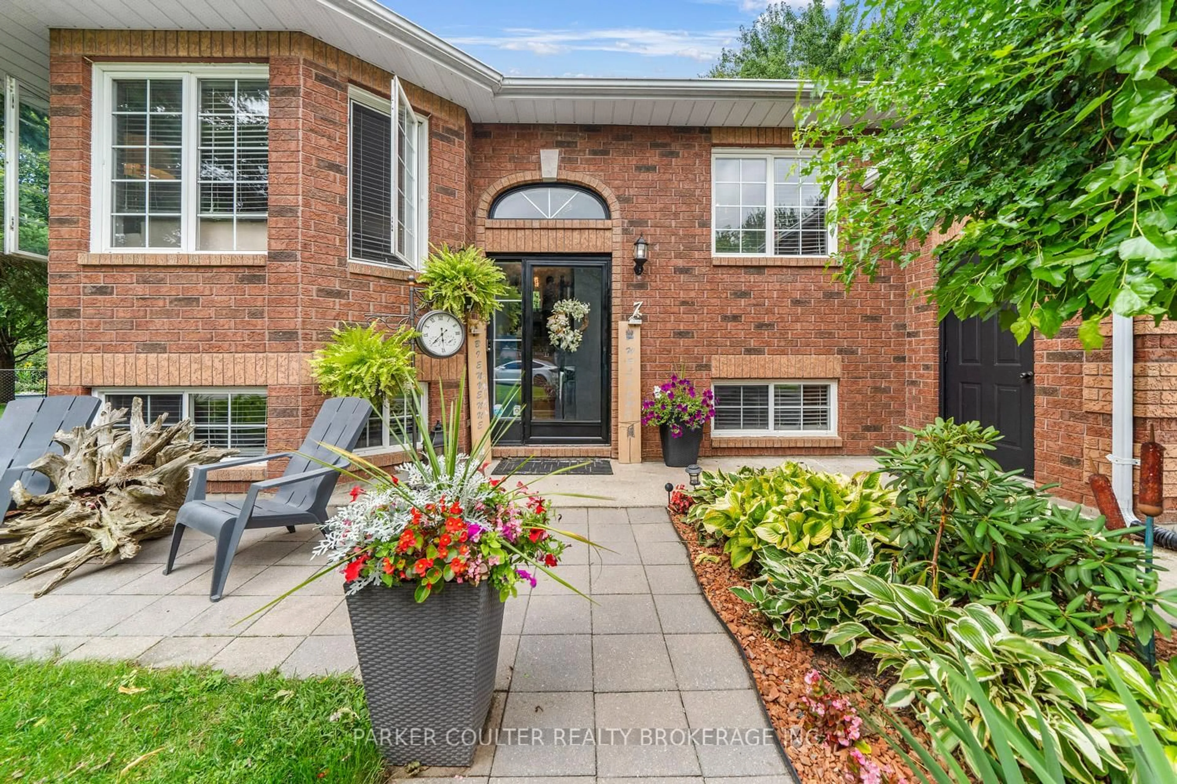 Home with brick exterior material, street for 7 Coles Crt, Wasaga Beach Ontario L9Z 1H5