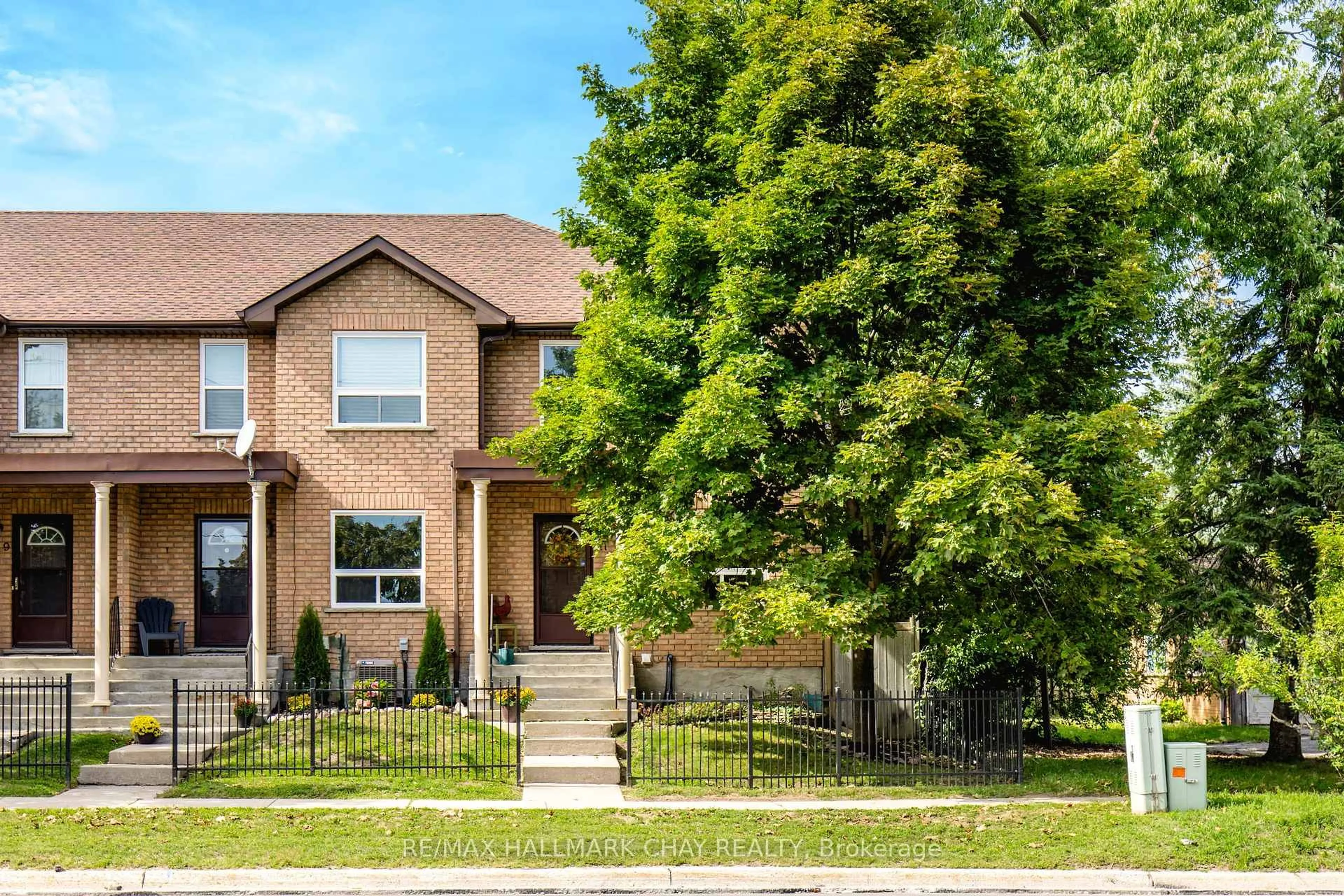 Home with brick exterior material, street for 234 Cundles Rd #11, Barrie Ontario L4M 6L1