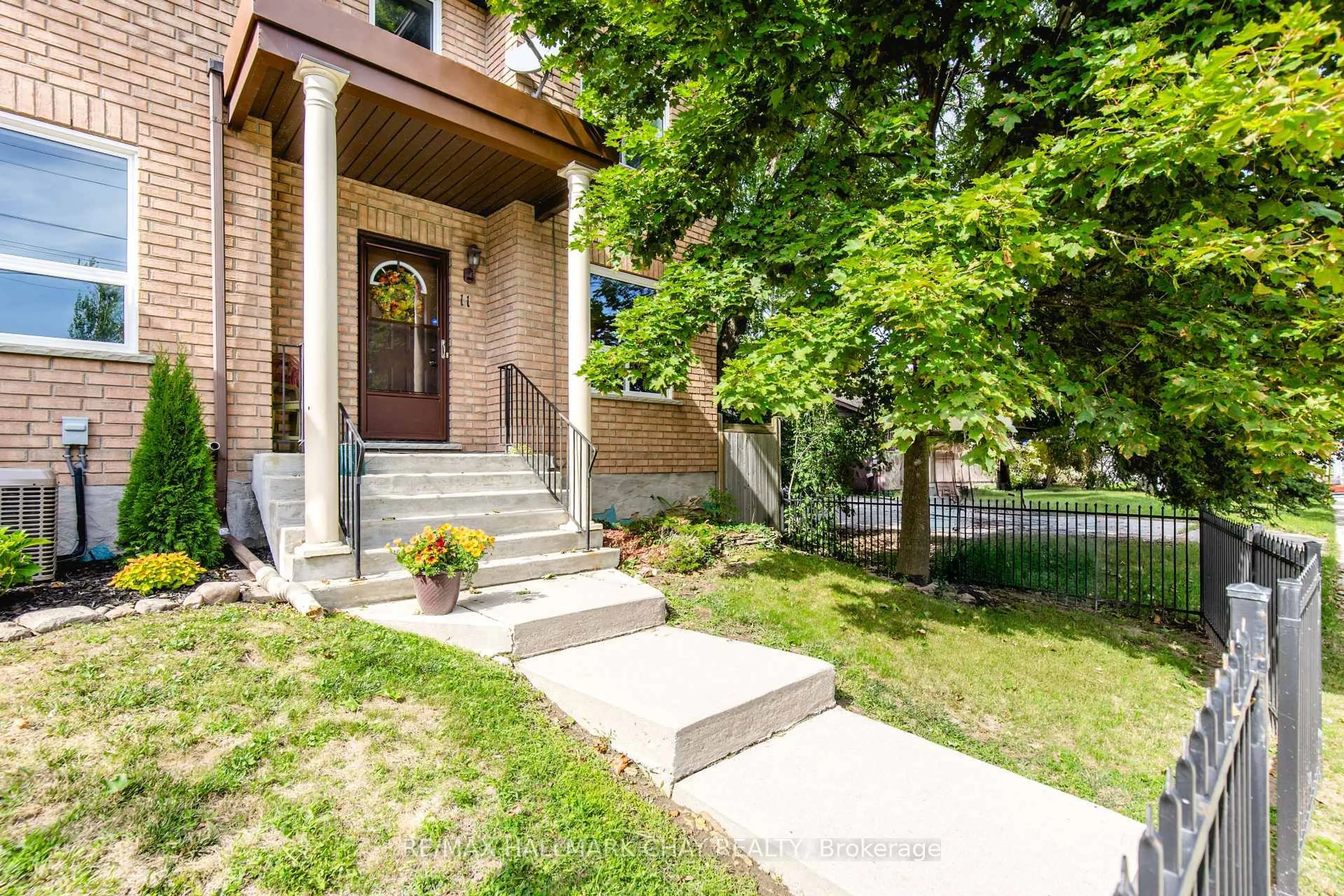 Home with brick exterior material, street for 234 Cundles Rd #11, Barrie Ontario L4M 6L1