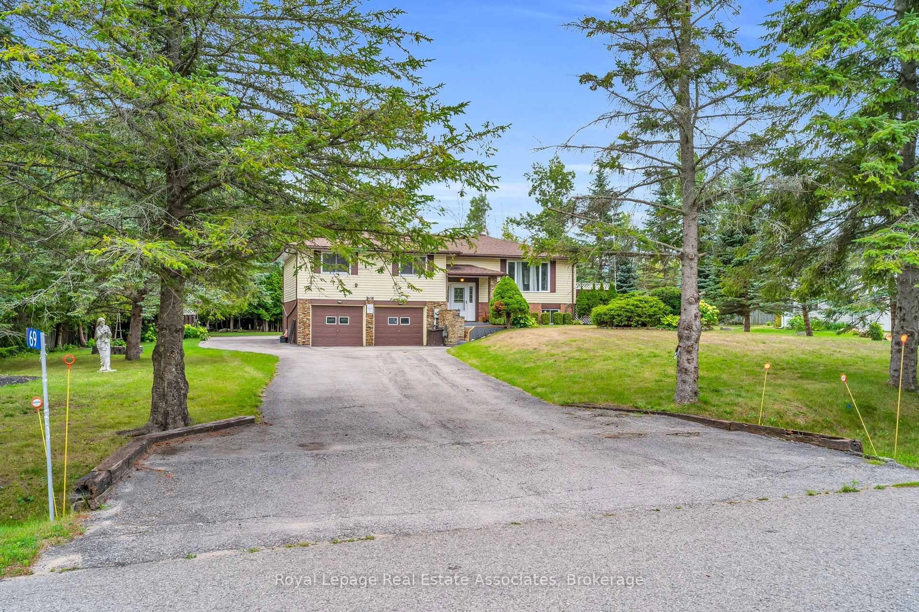 A pic from outside/outdoor area/front of a property/back of a property/a pic from drone, street for 69 George Ave, Wasaga Beach Ontario L9Z 2X9