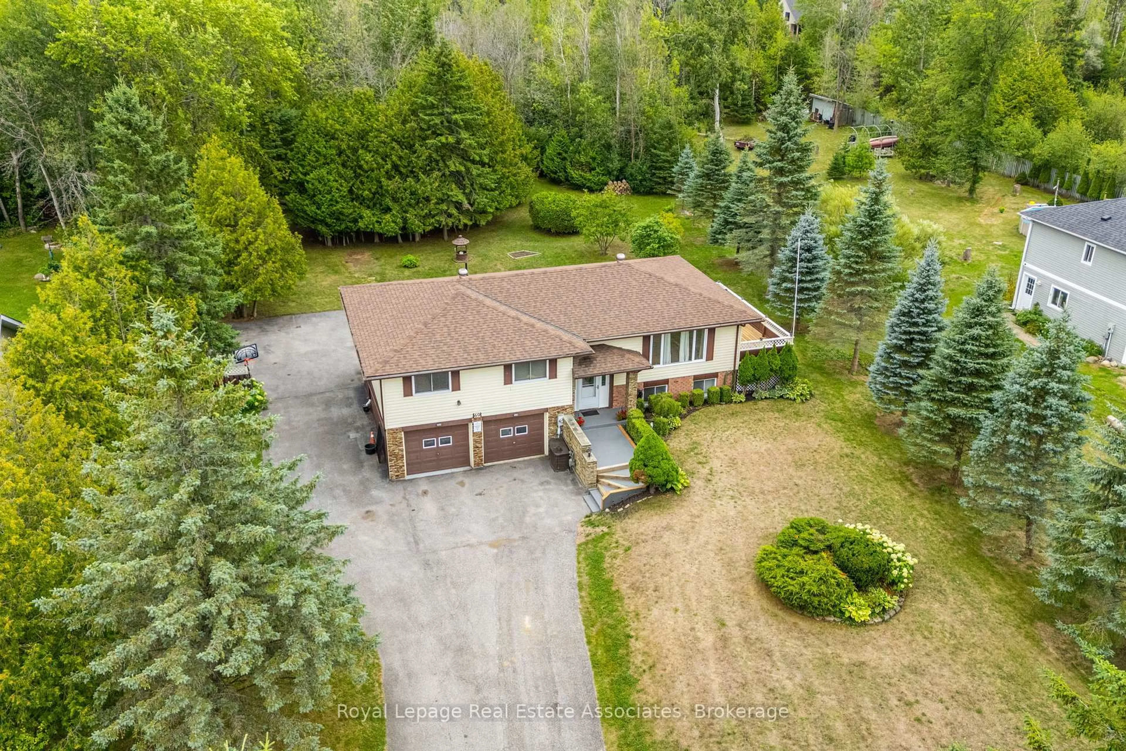A pic from outside/outdoor area/front of a property/back of a property/a pic from drone, unknown for 69 George Ave, Wasaga Beach Ontario L9Z 2X9