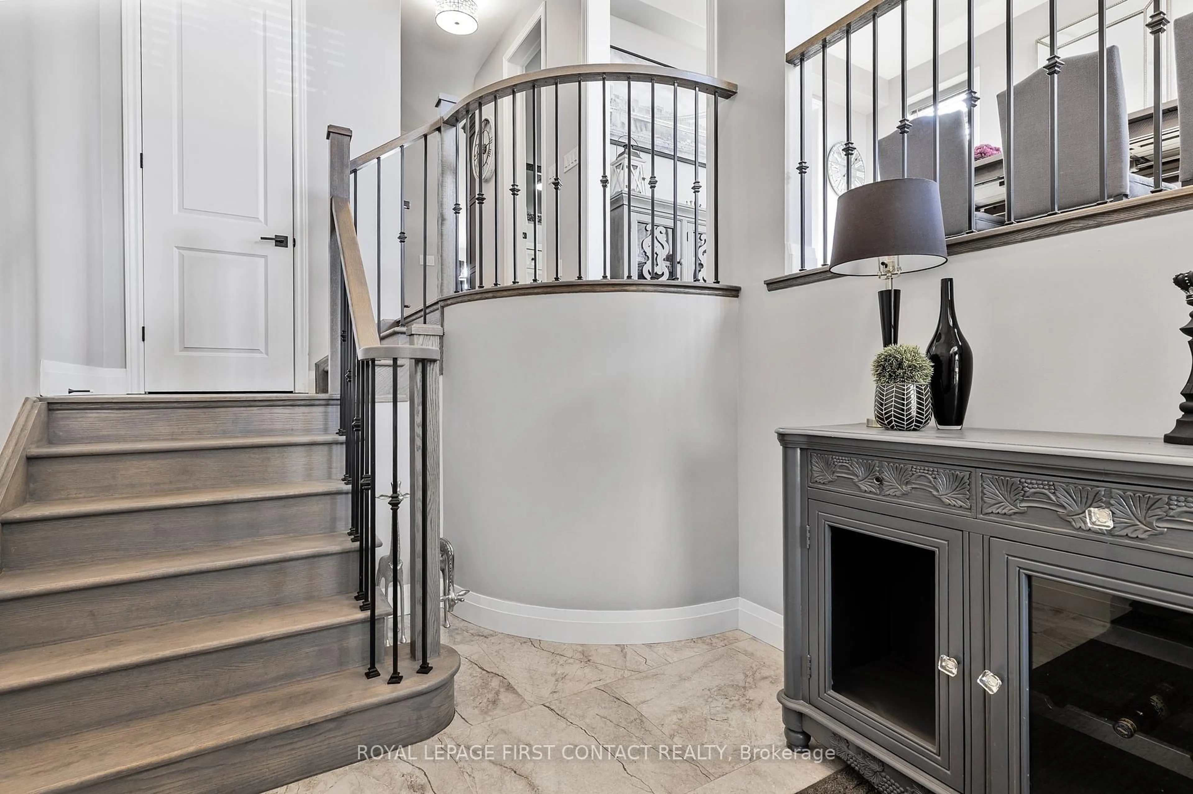 Indoor entryway for 3075 Orion Blvd, Orillia Ontario L3V 6H2