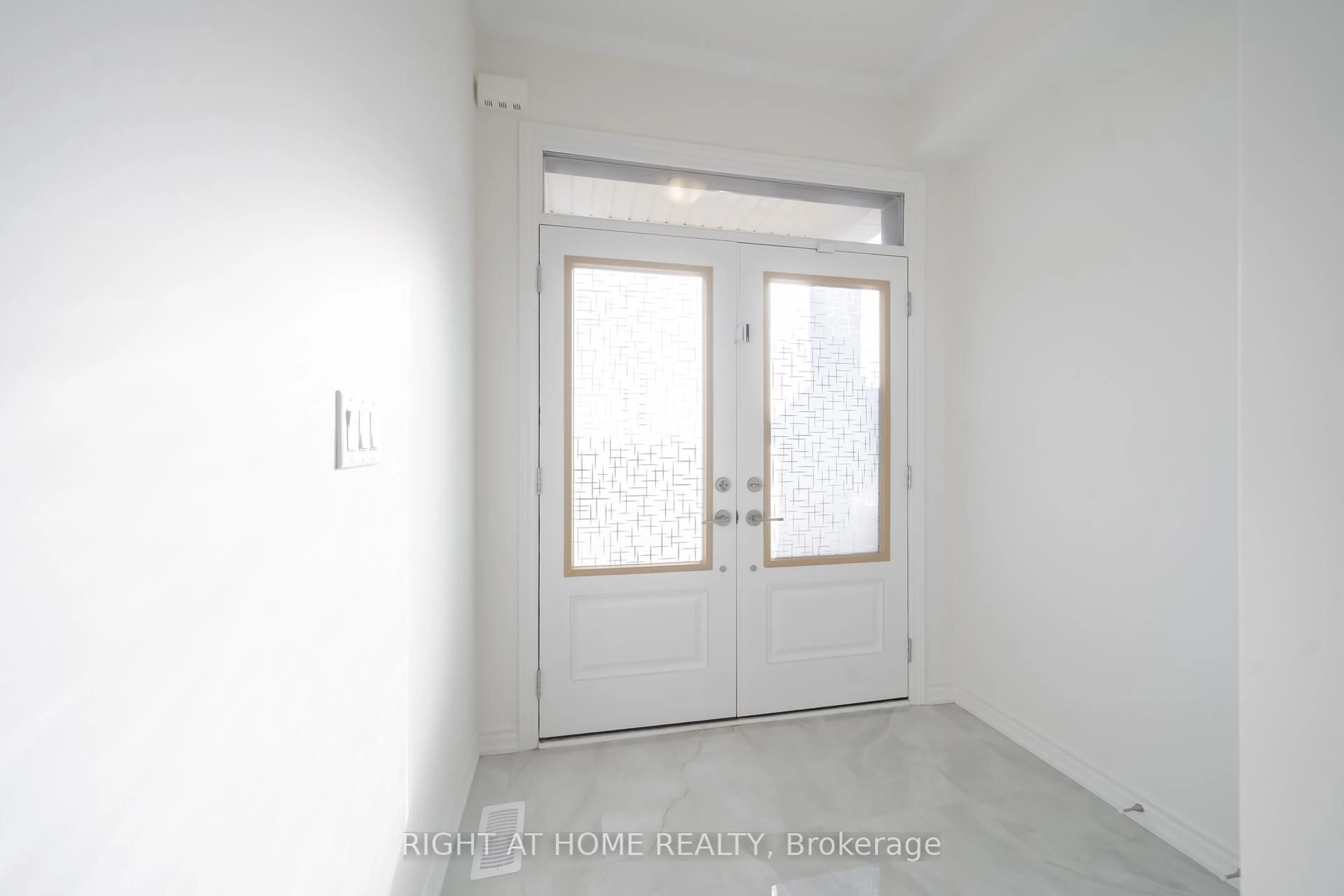 Indoor entryway for 26 West Oak Tr, Barrie Ontario L9S 2Z4