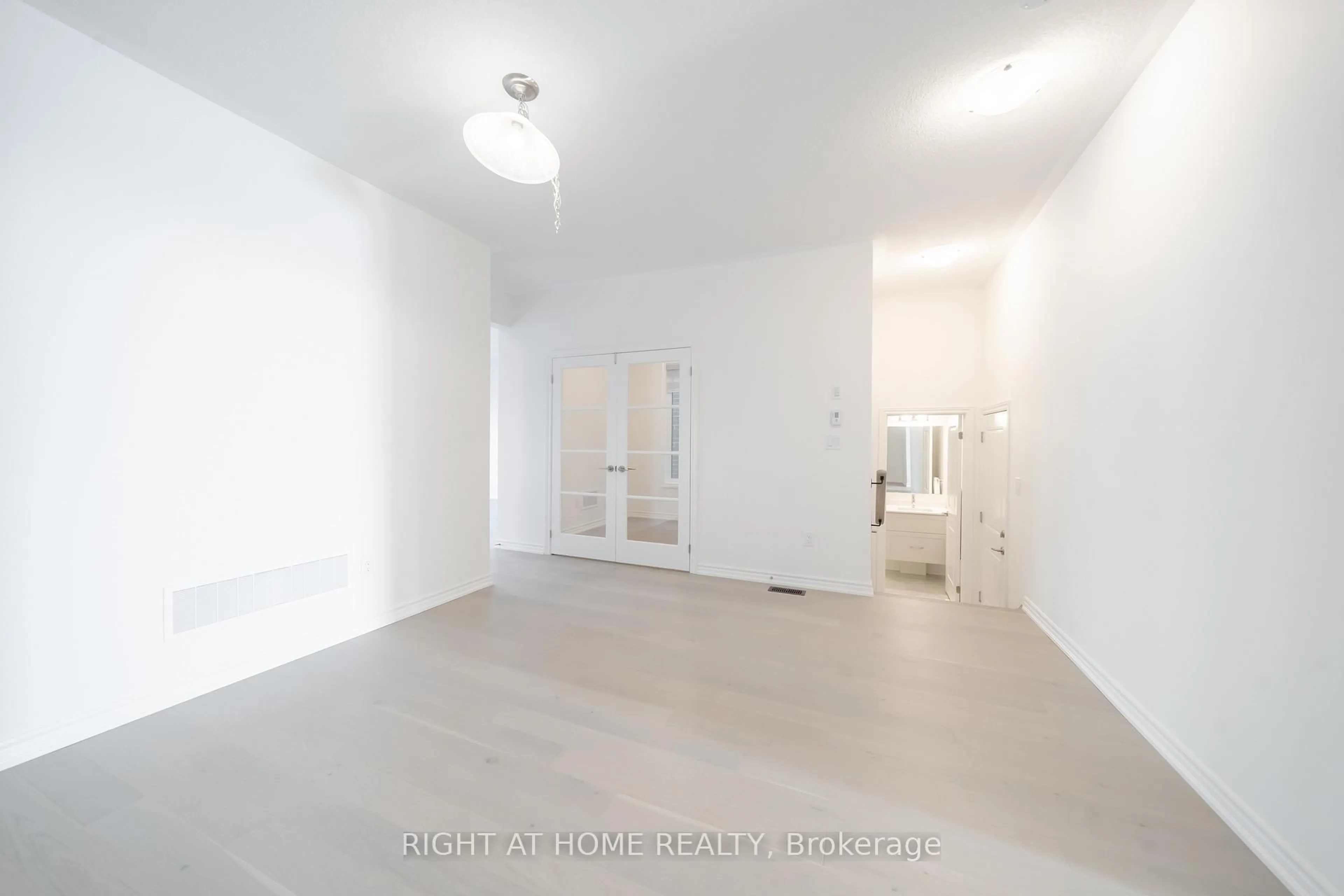 A pic of a room for 26 West Oak Tr, Barrie Ontario L9S 2Z4