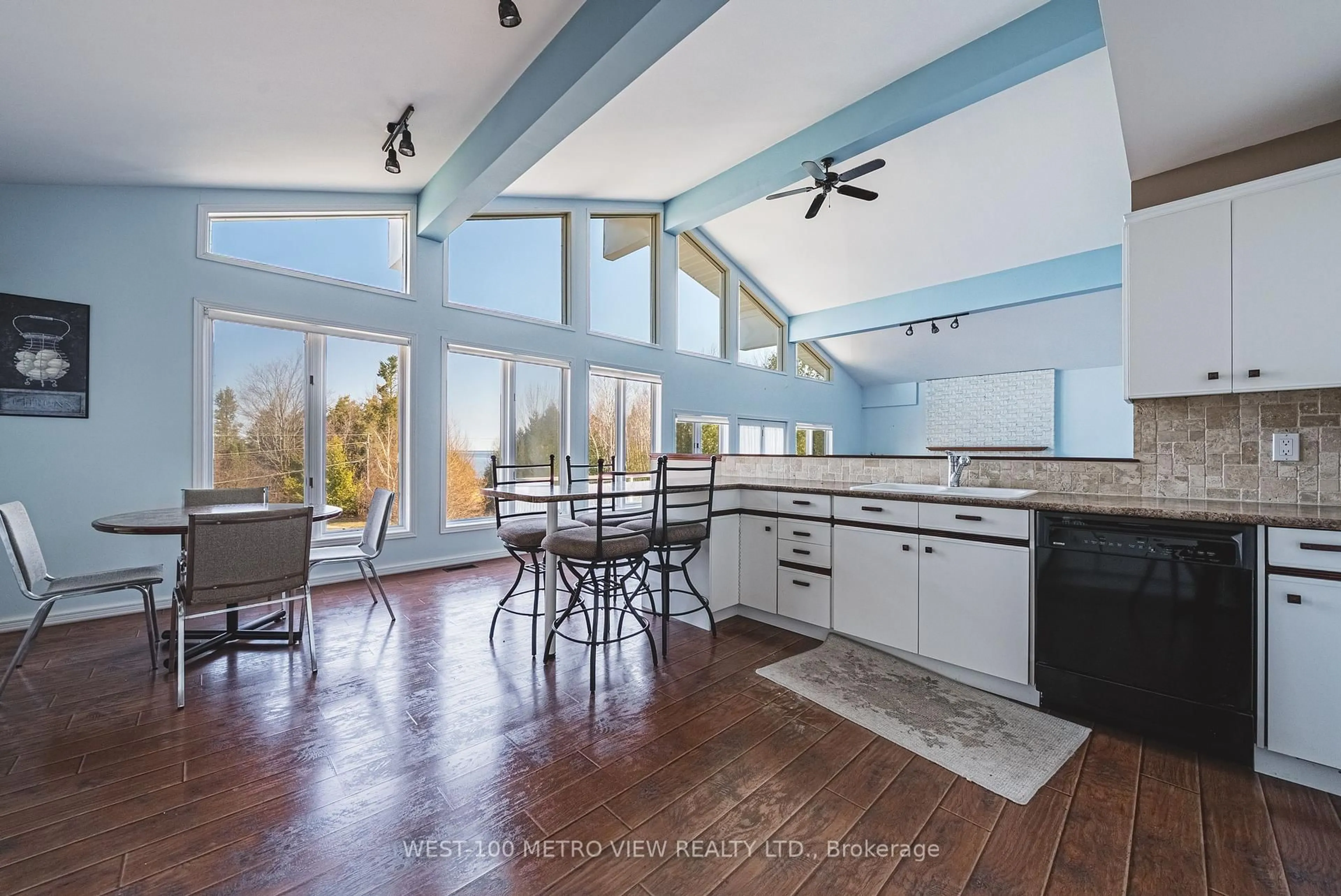 Open concept kitchen, unknown for 2476 Champlain Rd, Tiny Ontario L9M 0C3