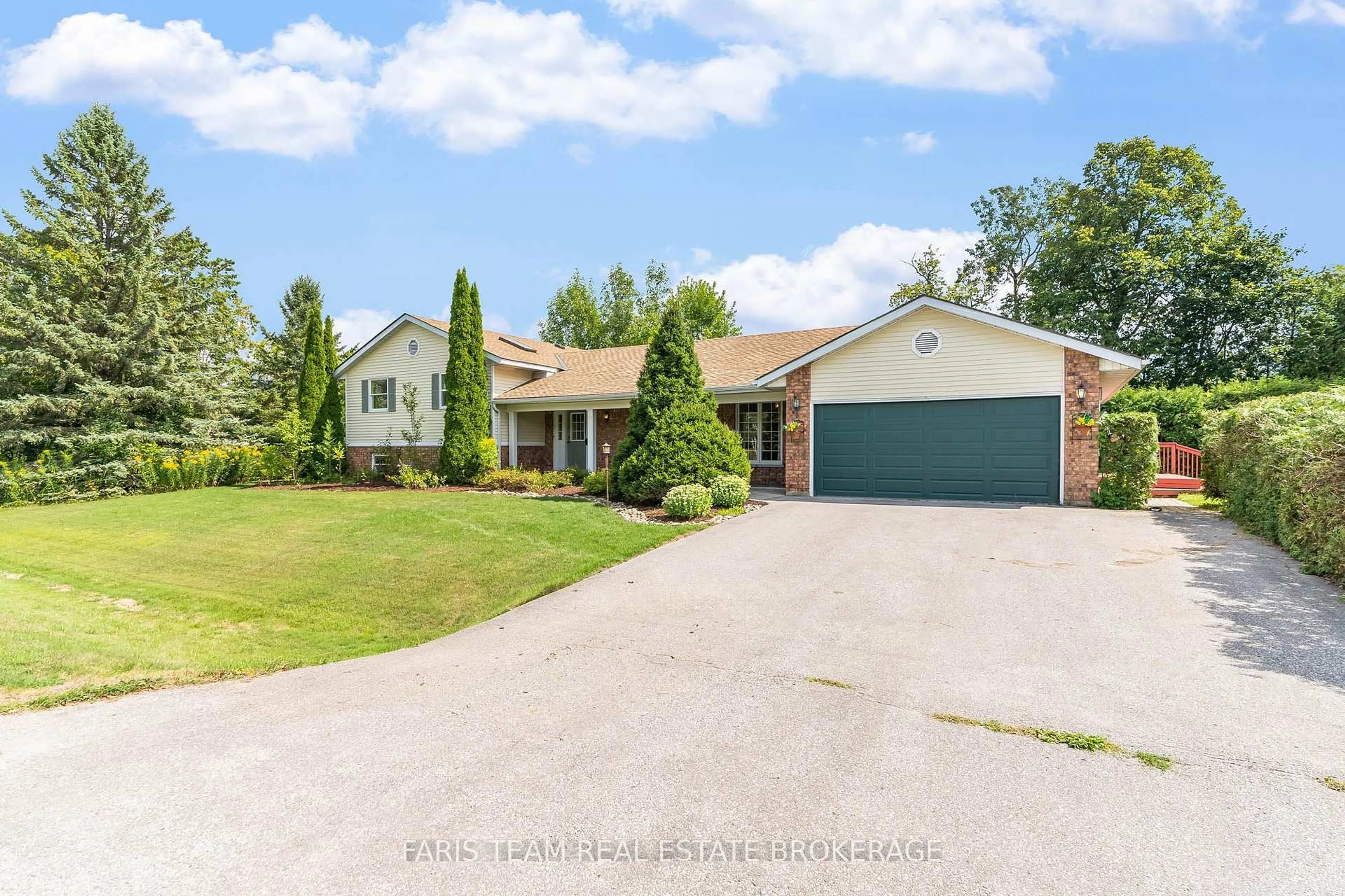 A pic from outside/outdoor area/front of a property/back of a property/a pic from drone, street for 53 Maple Dr, Orillia Ontario L3V 3W5