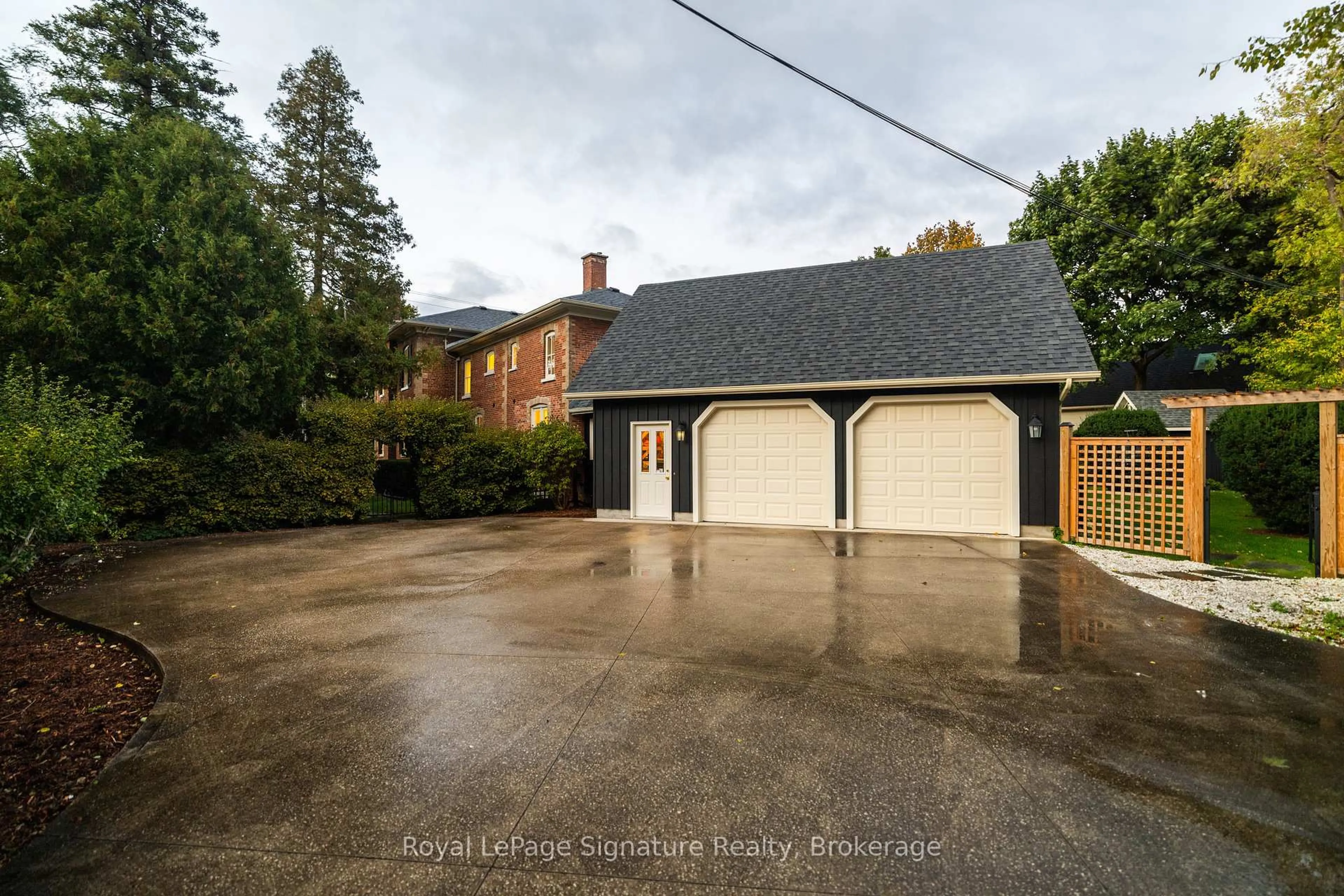 A pic from outside/outdoor area/front of a property/back of a property/a pic from drone, street for 186 THIRD St, Collingwood Ontario L9Y 1L1