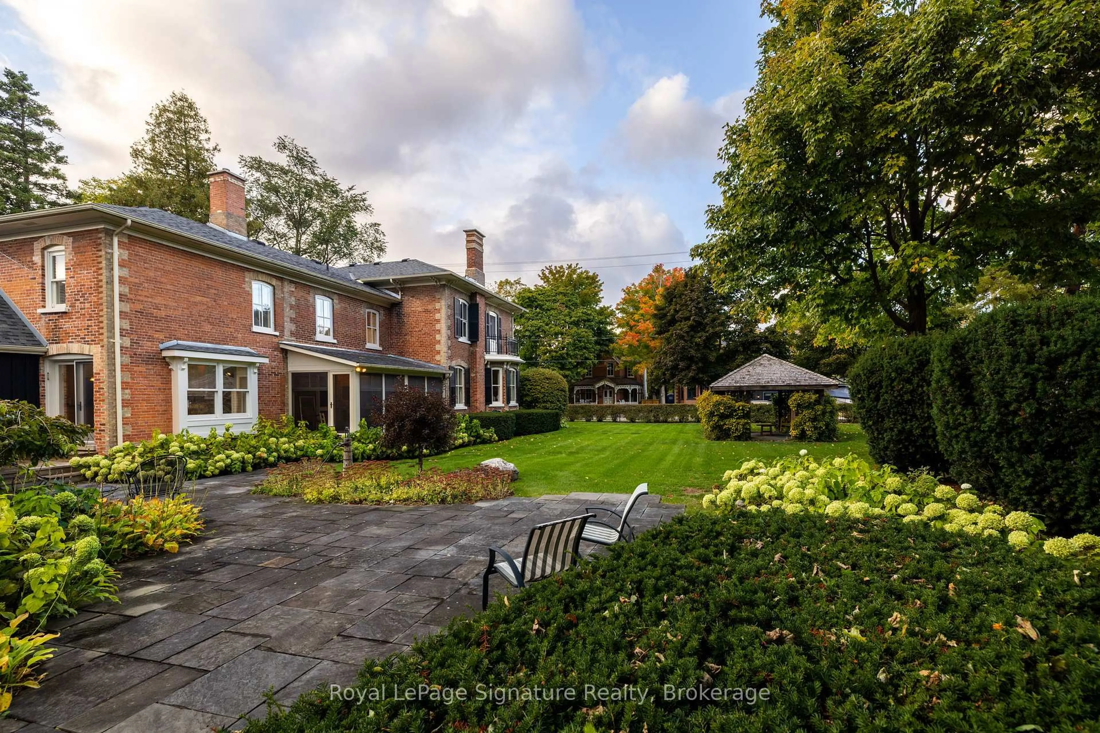 A pic from outside/outdoor area/front of a property/back of a property/a pic from drone, street for 186 THIRD St, Collingwood Ontario L9Y 1L1