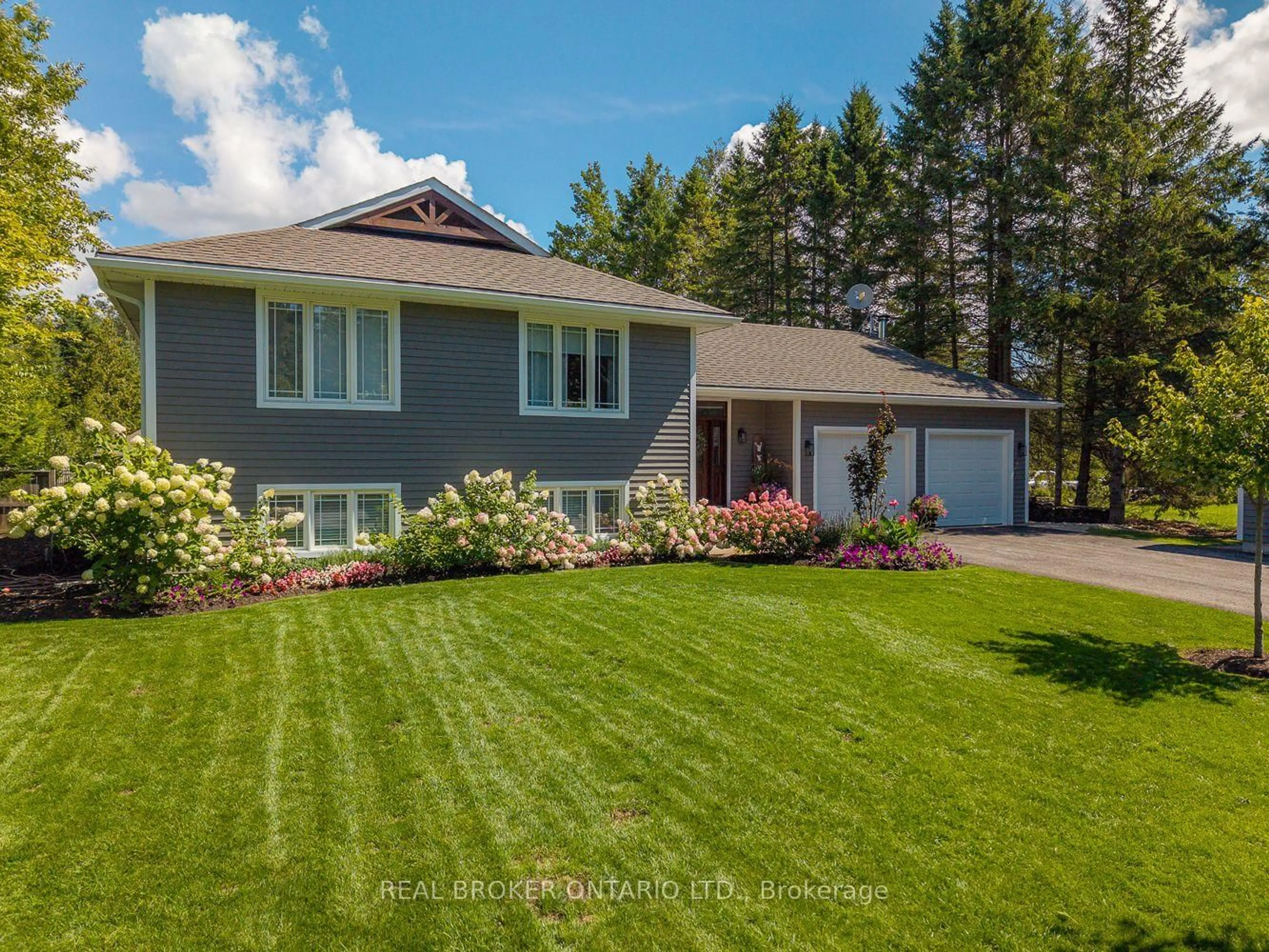 Home with vinyl exterior material, unknown for 8 Crystalwood Lane, Springwater Ontario L0L 1X0