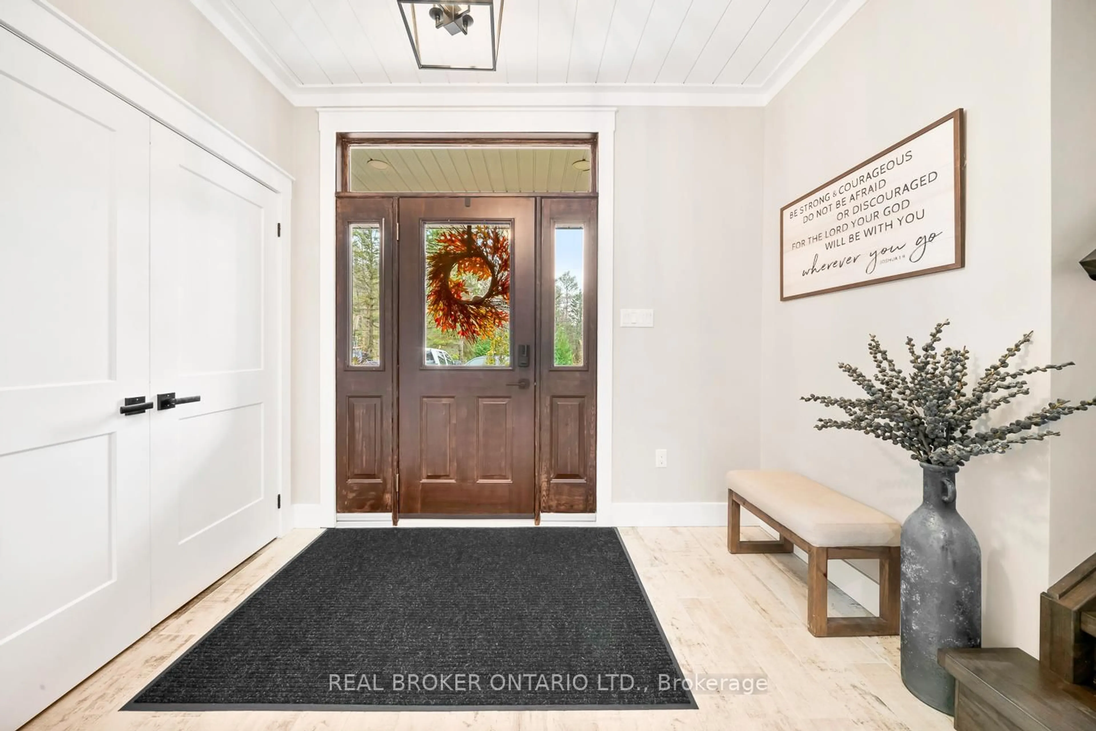 Indoor entryway for 8 Crystalwood Lane, Springwater Ontario L0L 1X0
