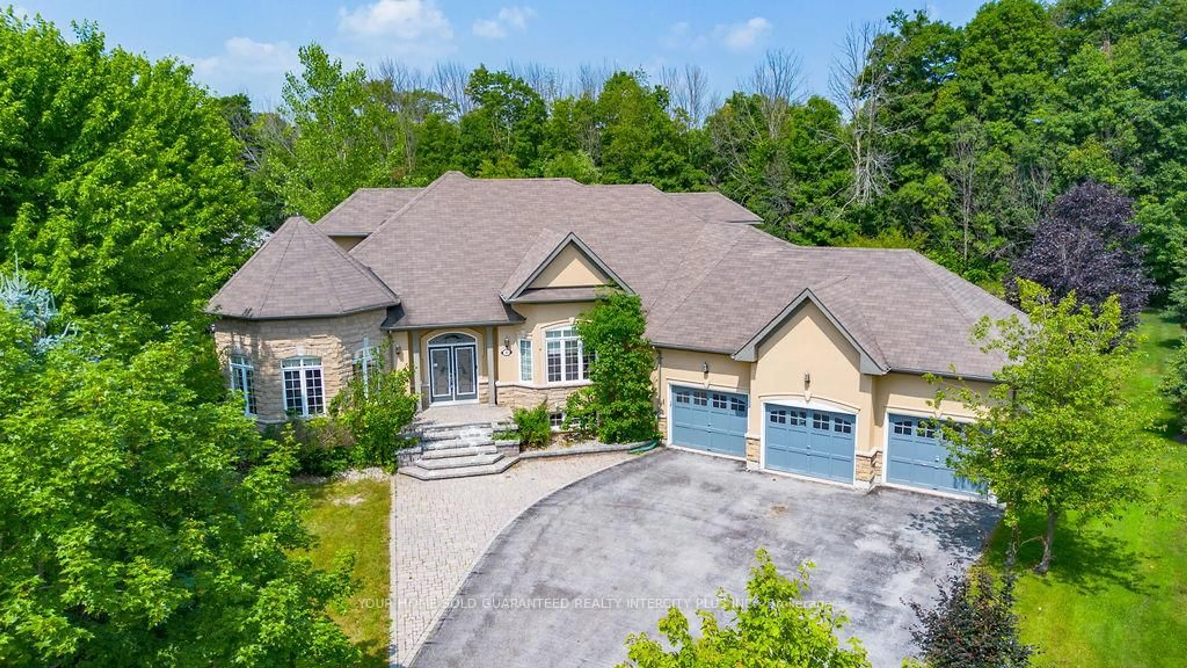A pic from outside/outdoor area/front of a property/back of a property/a pic from drone, unknown for 6 Basswood Dr, Wasaga Beach Ontario L9Z 0A9