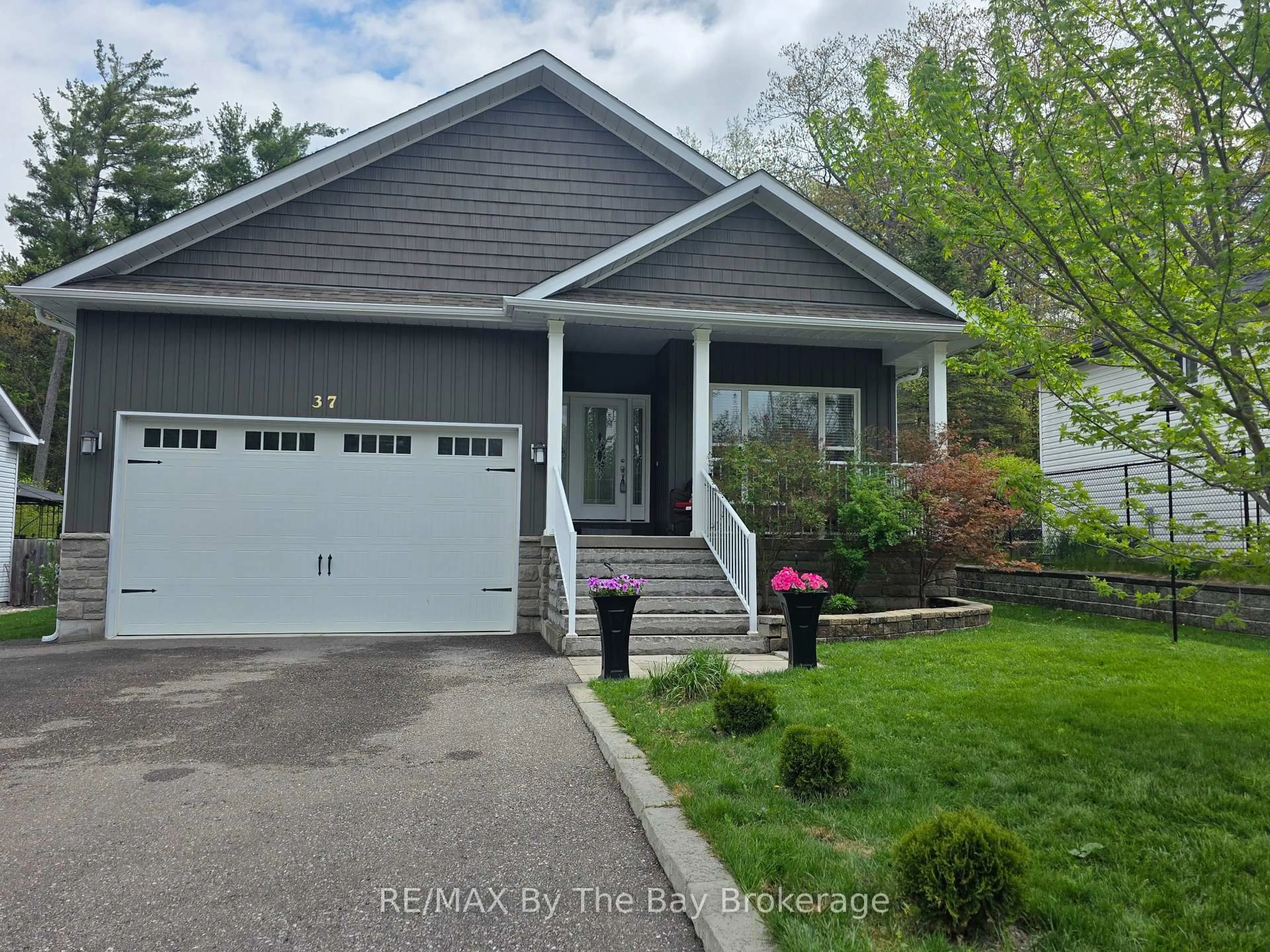 Home with vinyl exterior material, street for 37 Wesley Ave, Wasaga Beach Ontario L9Z 1C8