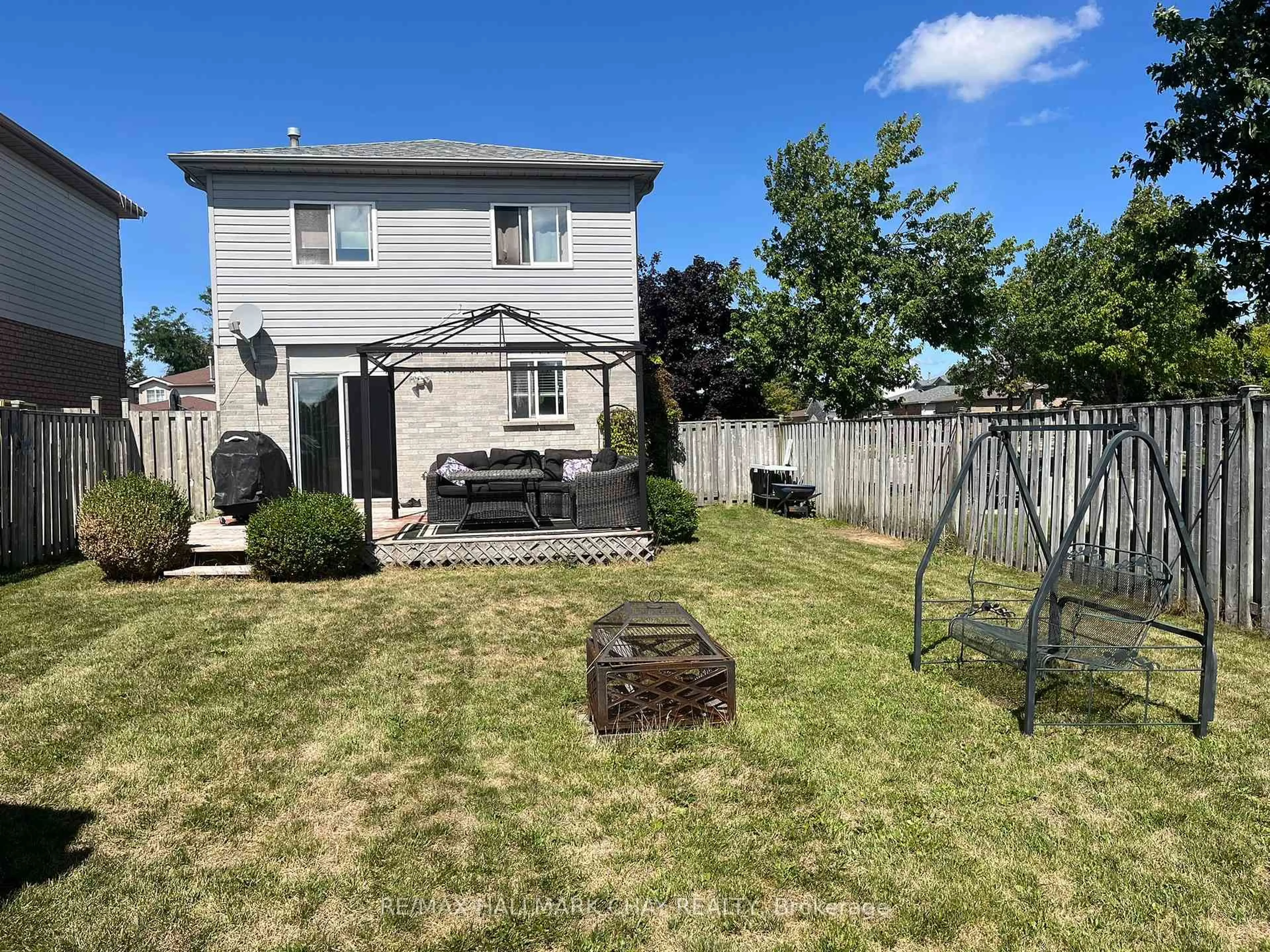 A pic from outside/outdoor area/front of a property/back of a property/a pic from drone, street for 29 Charleson Dr, Barrie Ontario L4N 8N6