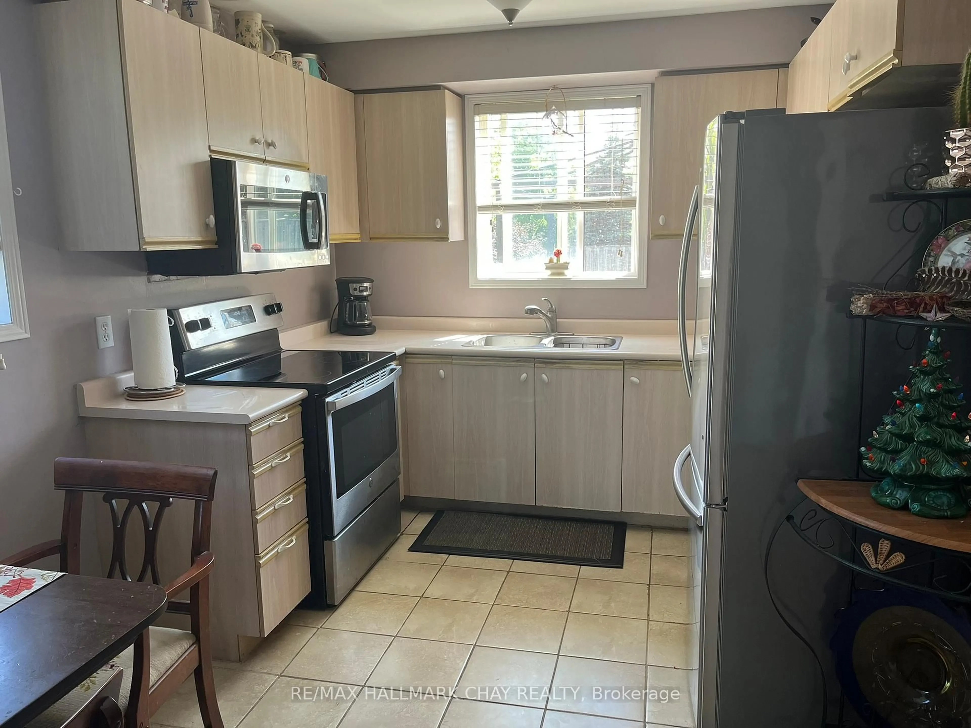 Standard kitchen, unknown for 29 Charleson Dr, Barrie Ontario L4N 8N6