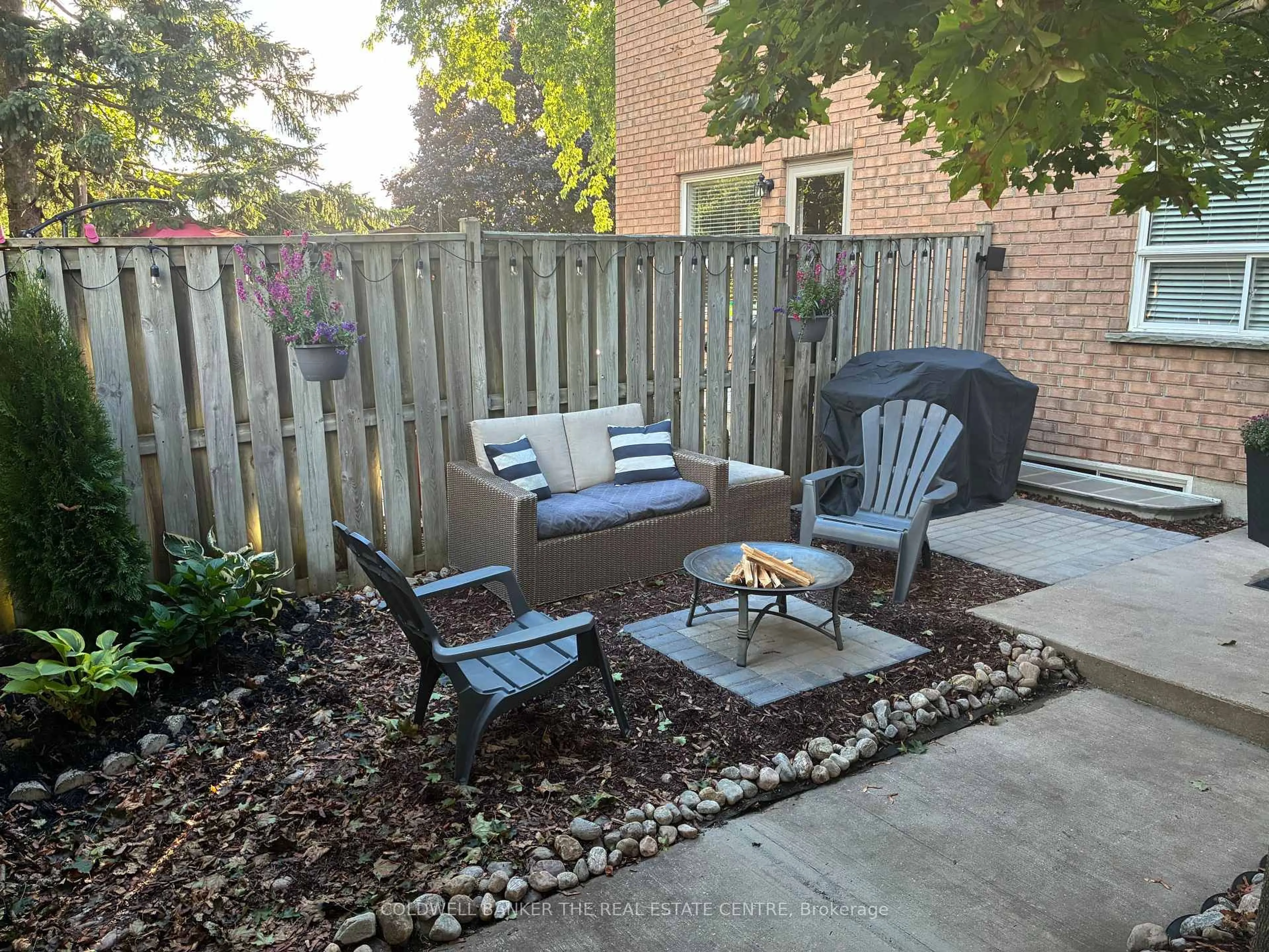 Patio, street for 234 CUNDLES Rd #10, Barrie Ontario L4M 6L1