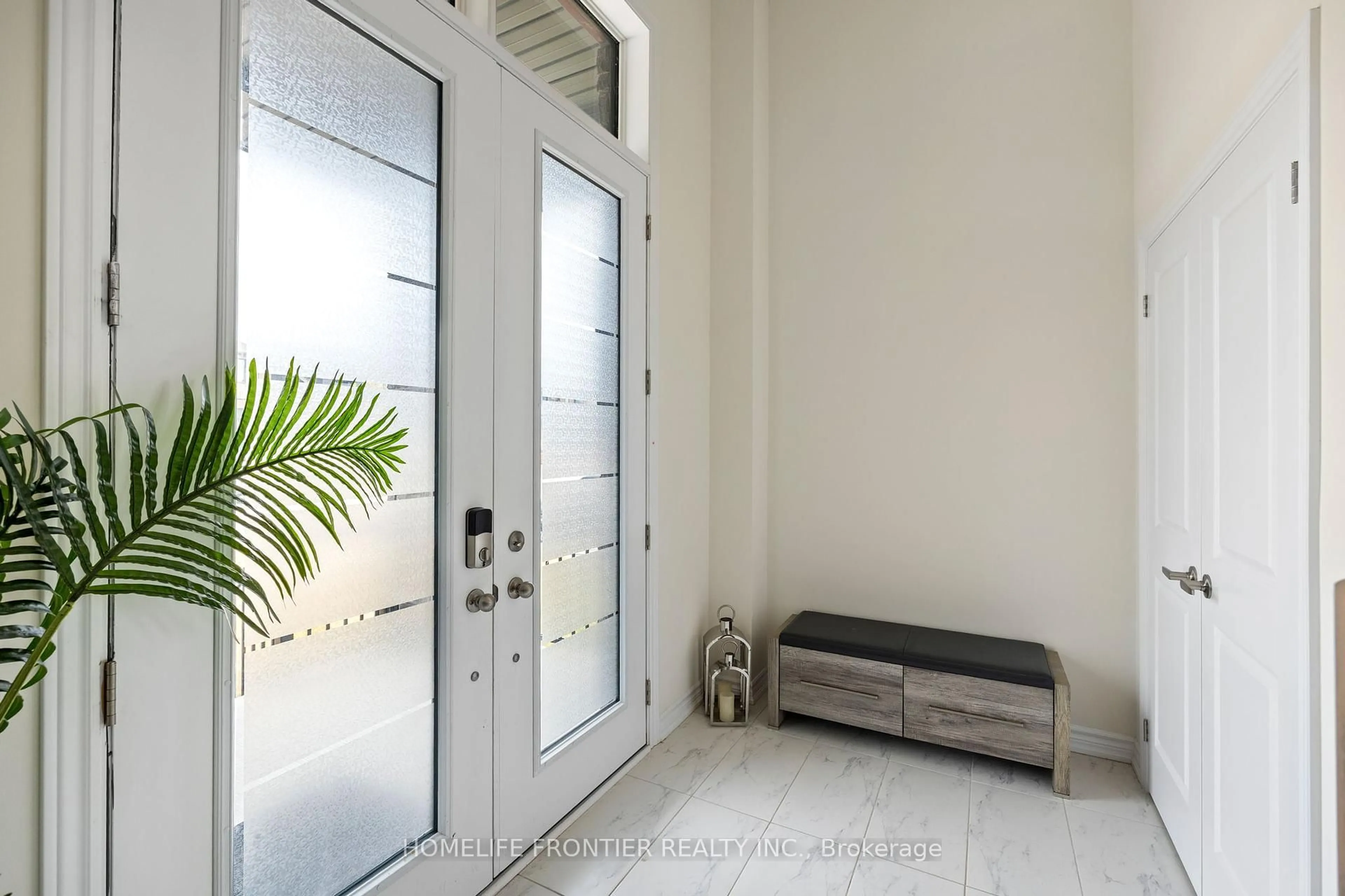 Indoor entryway for 33 Simona Ave, Wasaga Beach Ontario L9Z 0L5