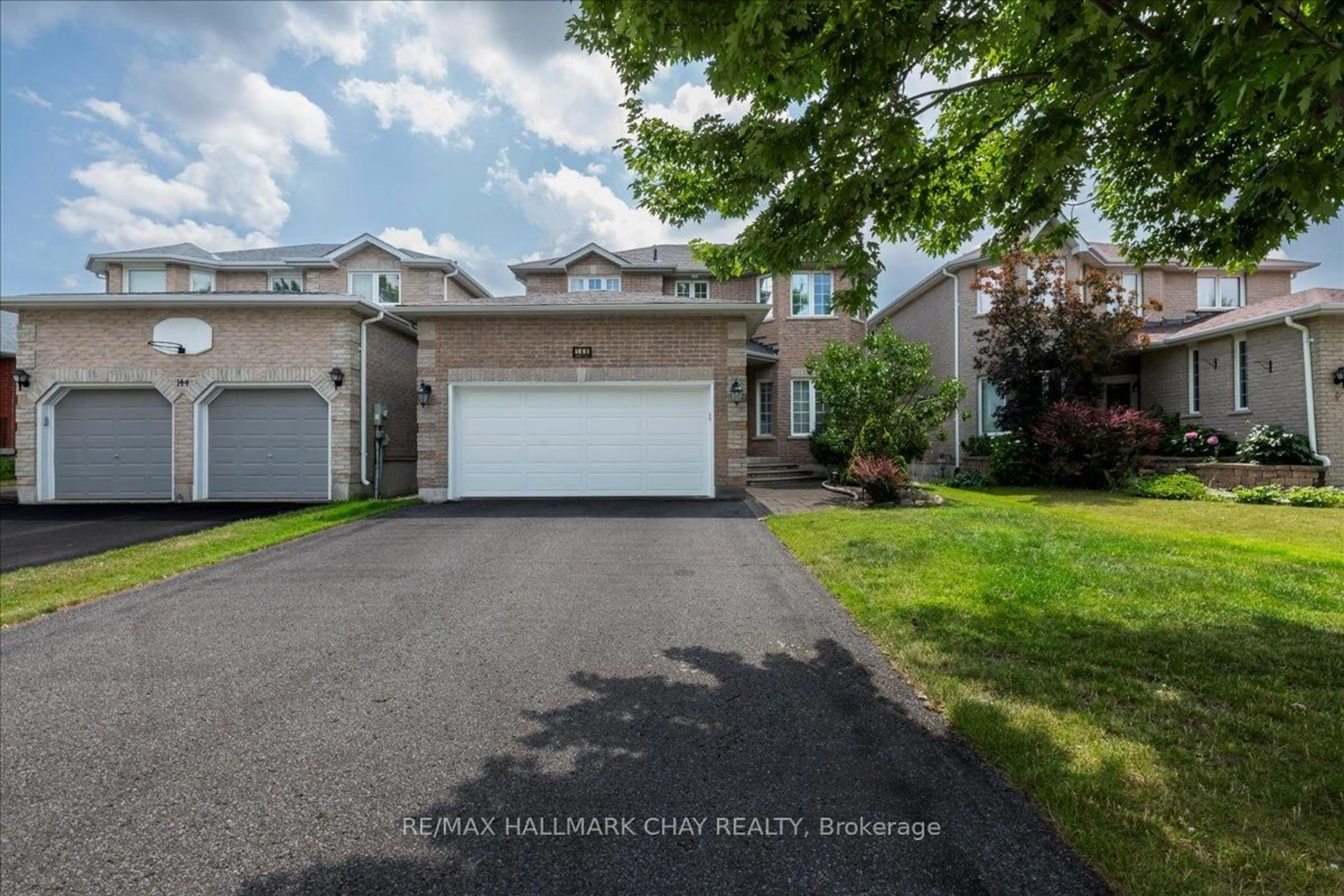 A pic from outside/outdoor area/front of a property/back of a property/a pic from drone, street for 146 Raymond Cres, Barrie Ontario L4N 0V7