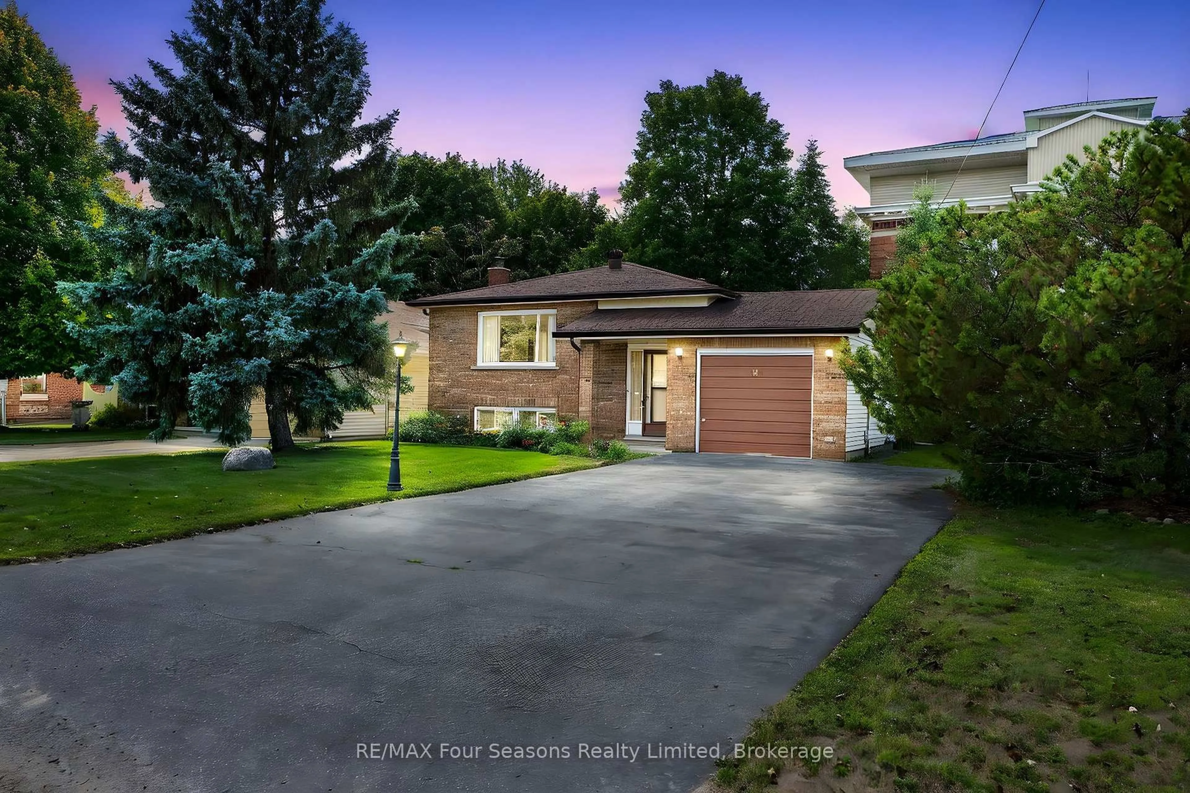 Unknown for 134 Walnut St, Collingwood Ontario L9Y 3C5