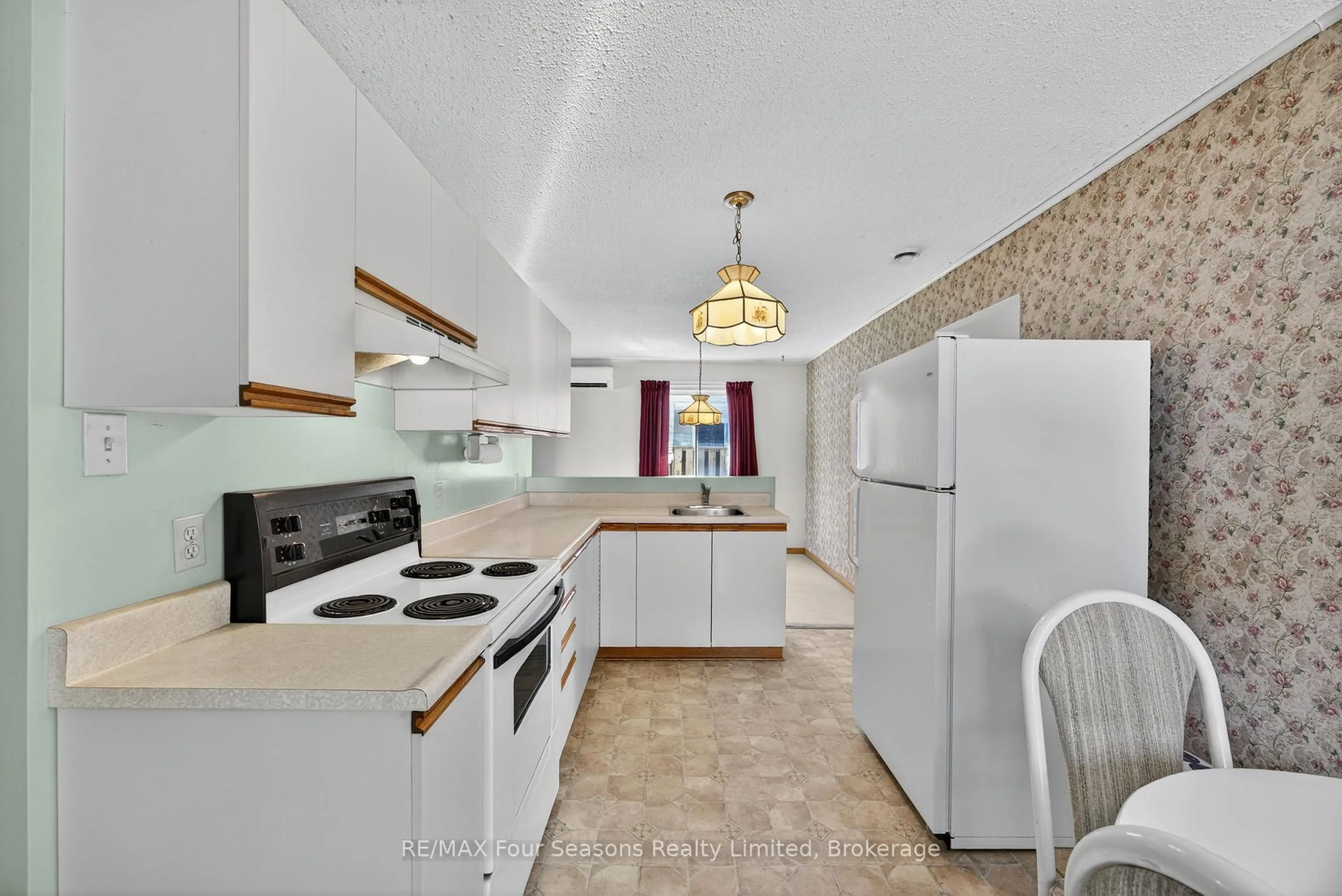 Standard kitchen, ceramic/tile floor for 134 Walnut St, Collingwood Ontario L9Y 3C5