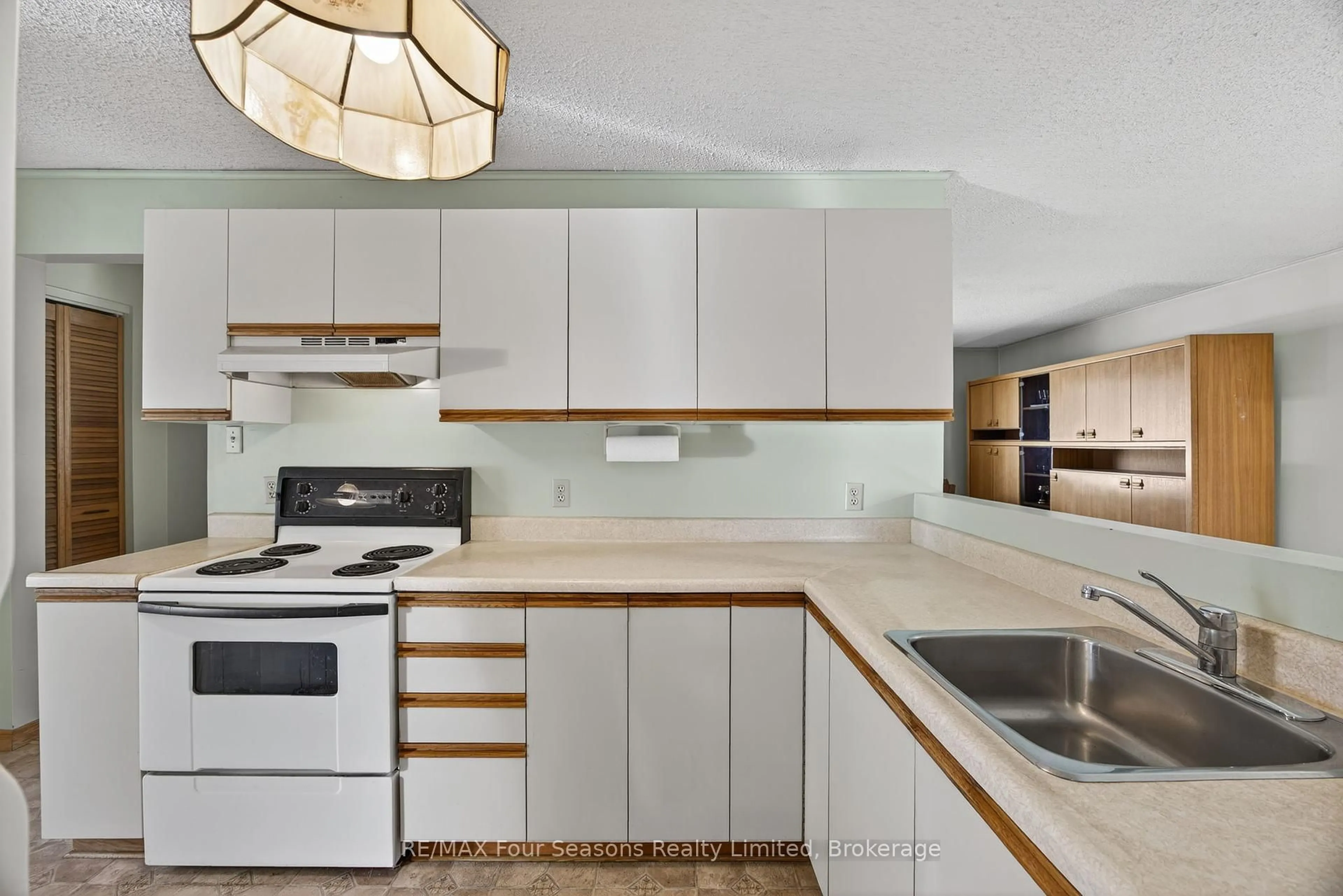 Standard kitchen, ceramic/tile floor for 134 Walnut St, Collingwood Ontario L9Y 3C5