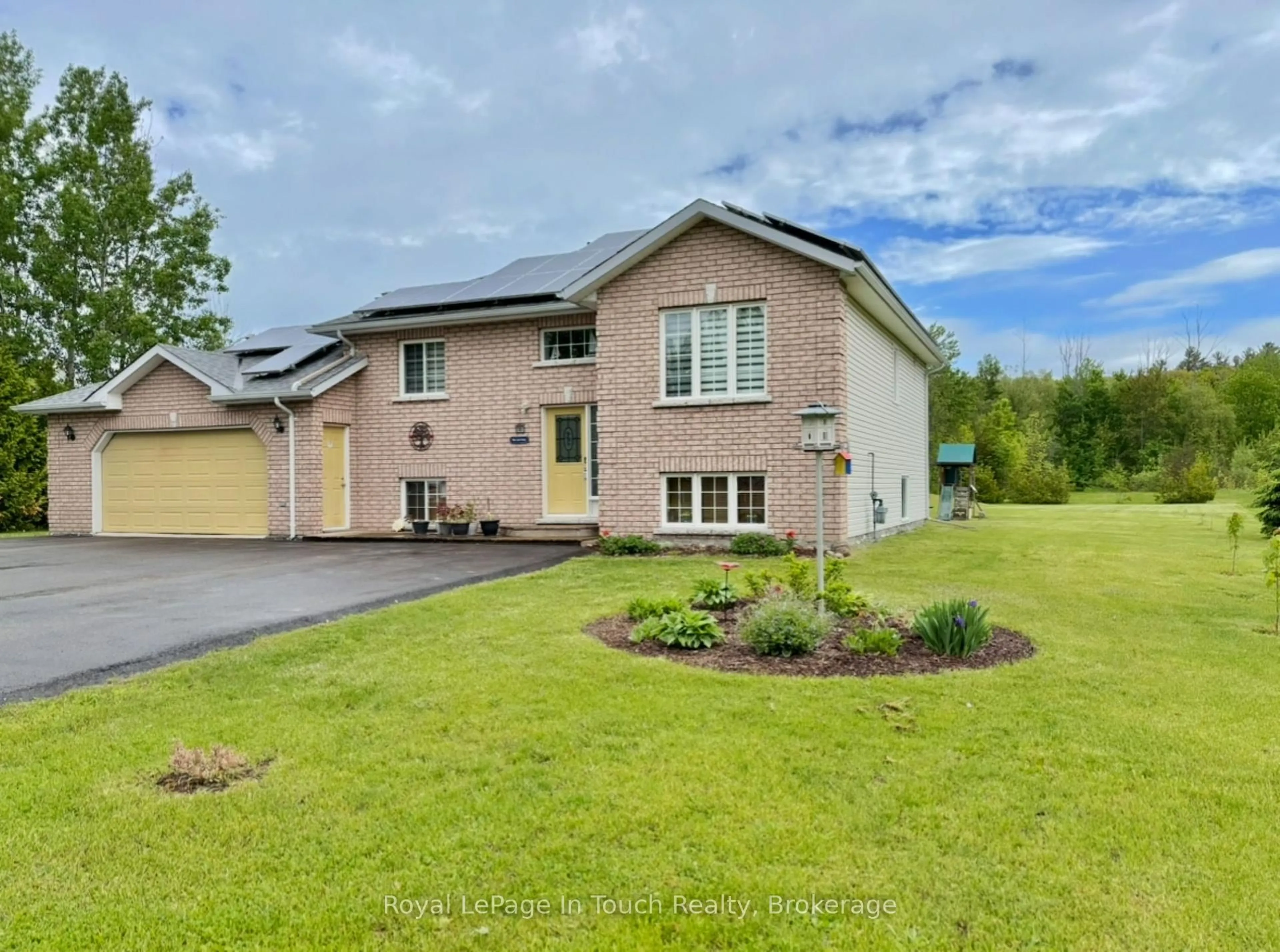 A pic from outside/outdoor area/front of a property/back of a property/a pic from drone, building for 29 Duffy Dr, Tay Ontario L0K 2C0