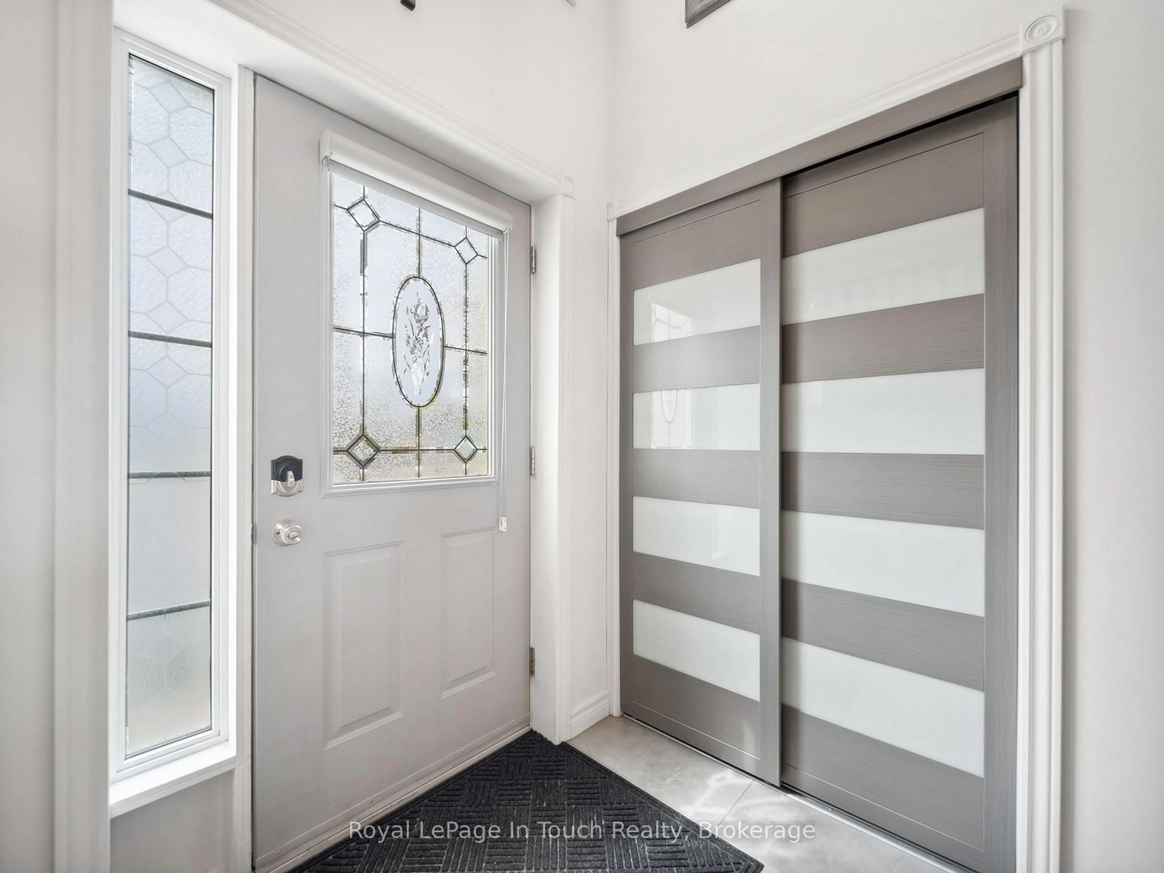 Indoor entryway for 29 Duffy Dr, Tay Ontario L0K 2C0