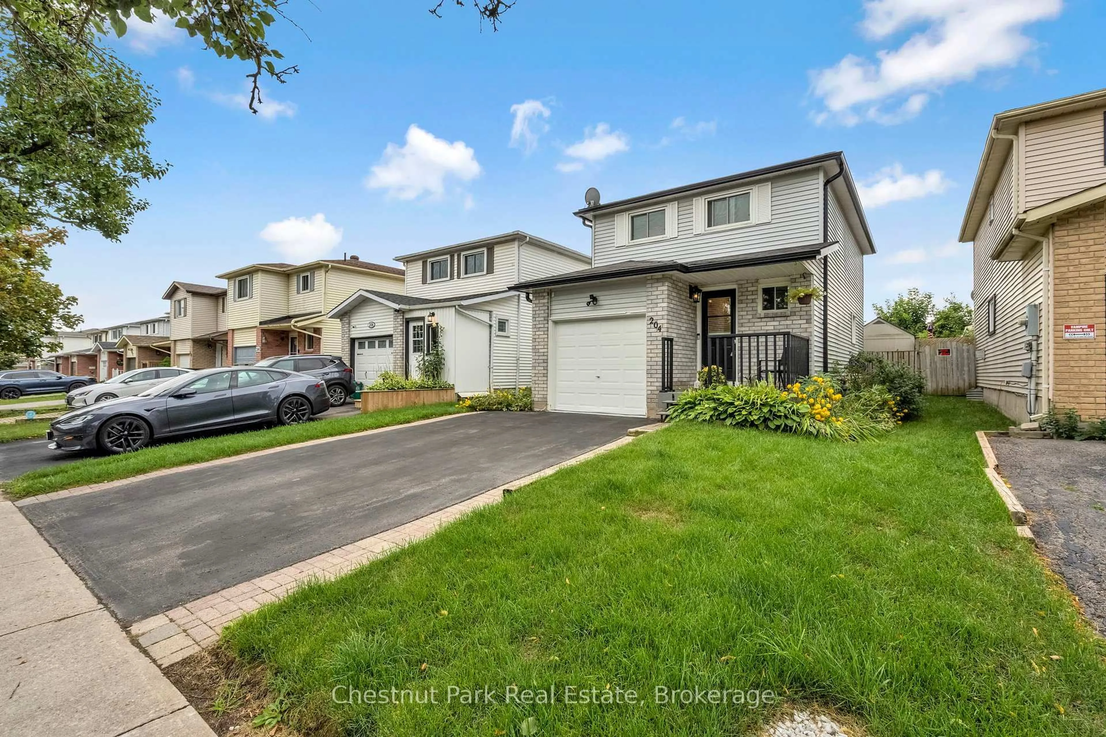 A pic from outside/outdoor area/front of a property/back of a property/a pic from drone, street for 204 Hickling Tr, Barrie Ontario L4M 5X4