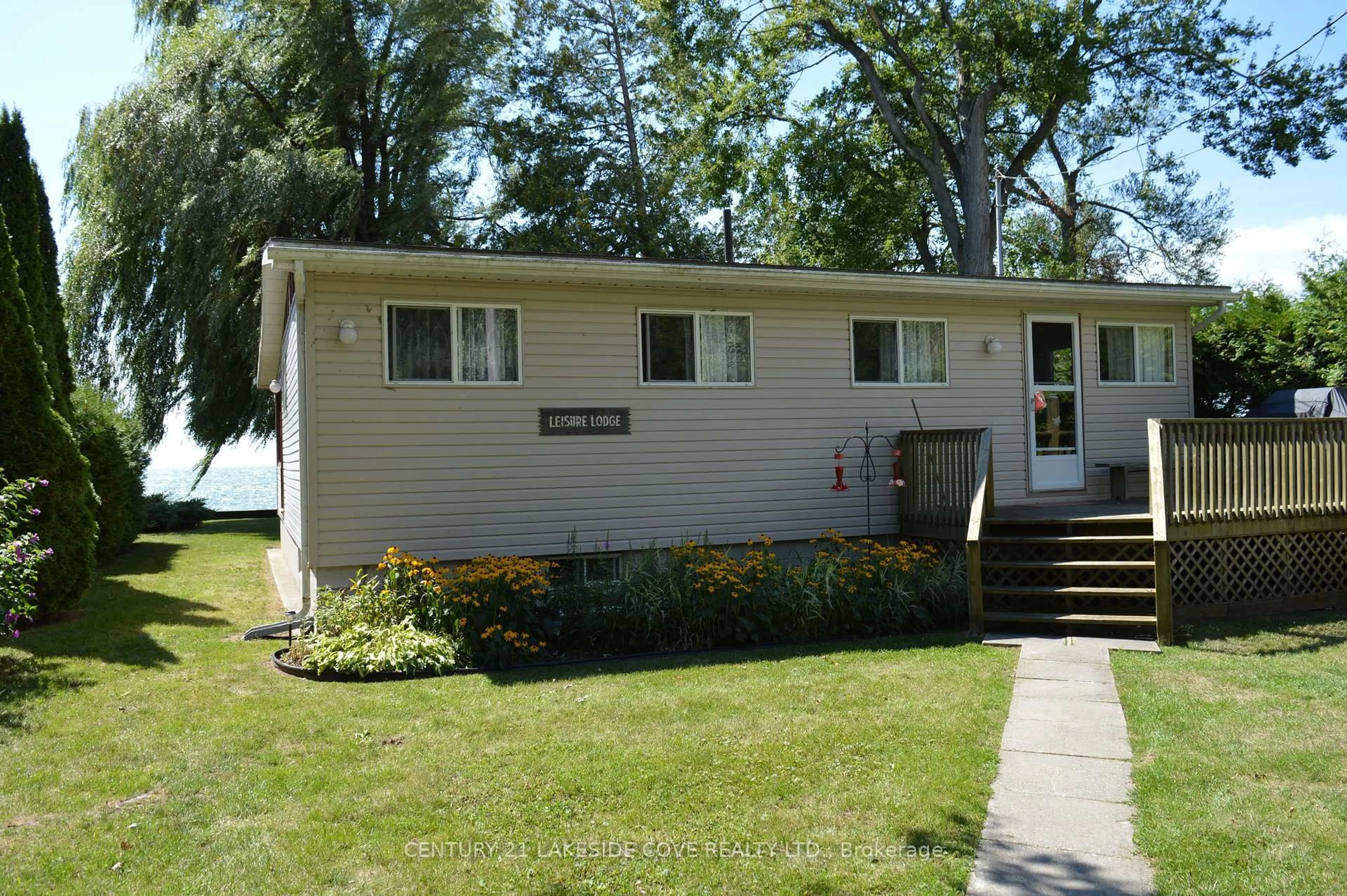 Home with vinyl exterior material, water/lake/river/ocean view for 2592 Lakeshore Dr, Ramara Ontario L0K 1B0