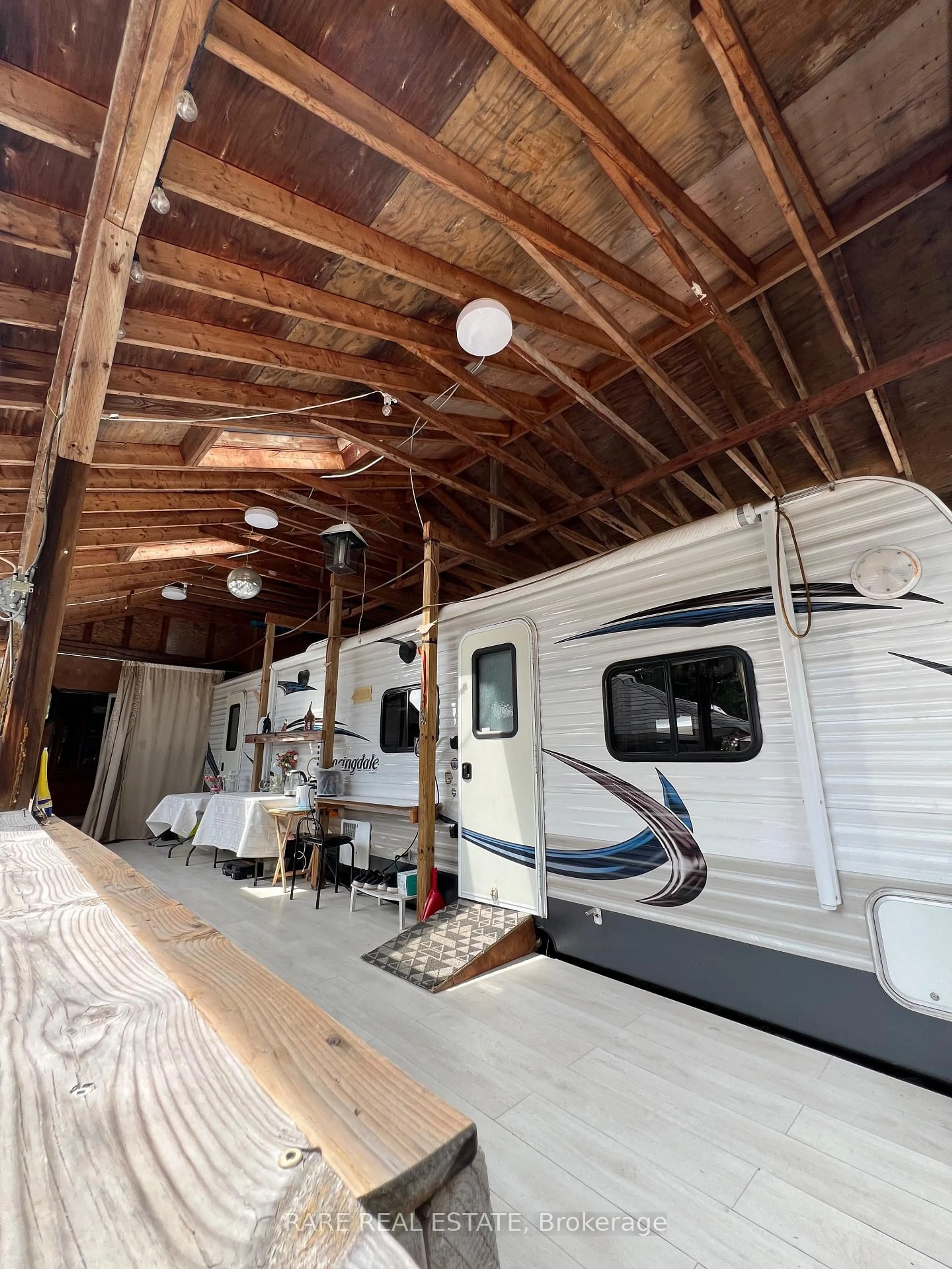Indoor garage for 75 Bells Park Rd, Wasaga Beach Ontario L9Z 2X2
