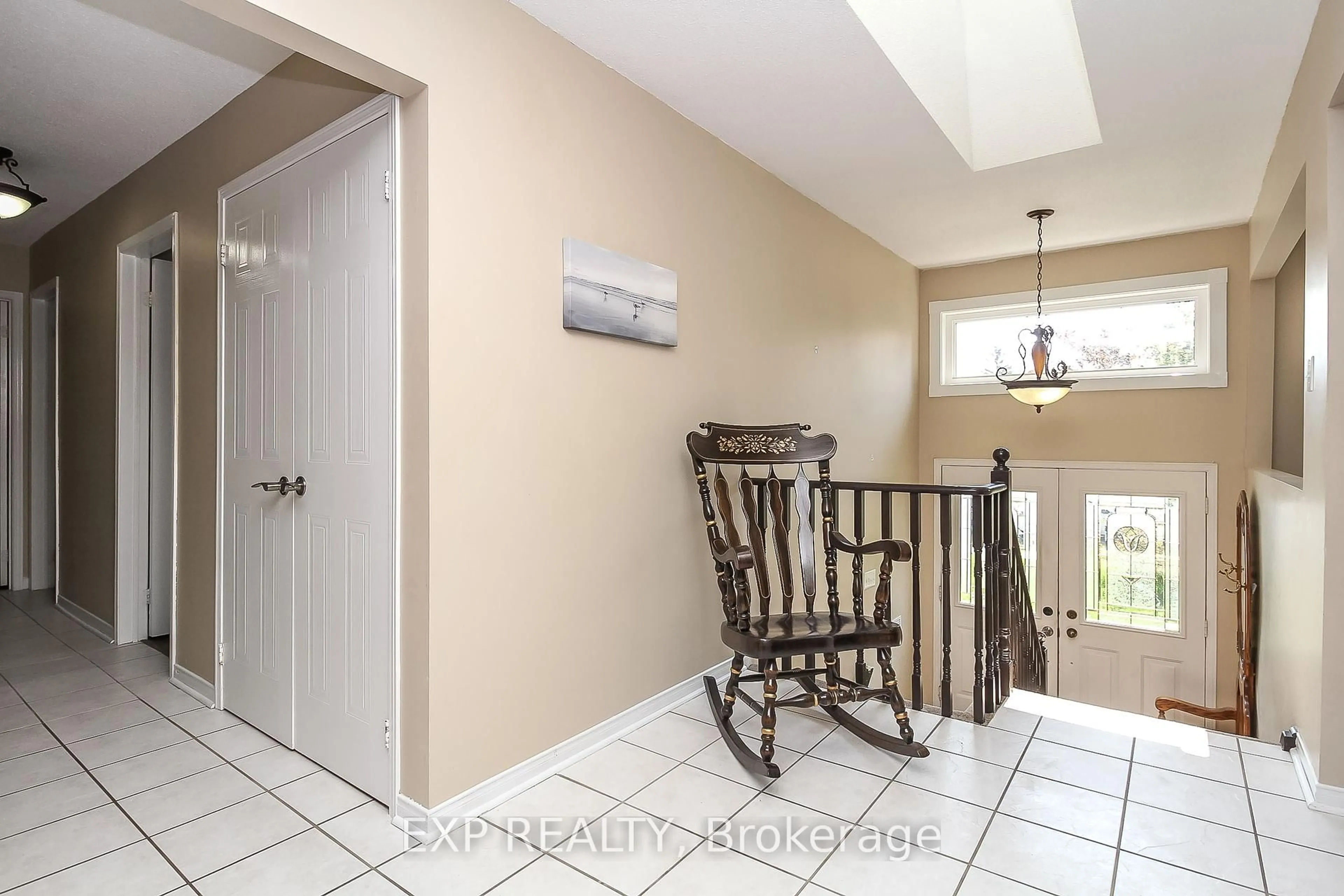 Indoor entryway for 9 Birdie Crt, Wasaga Beach Ontario L9Z 1C1