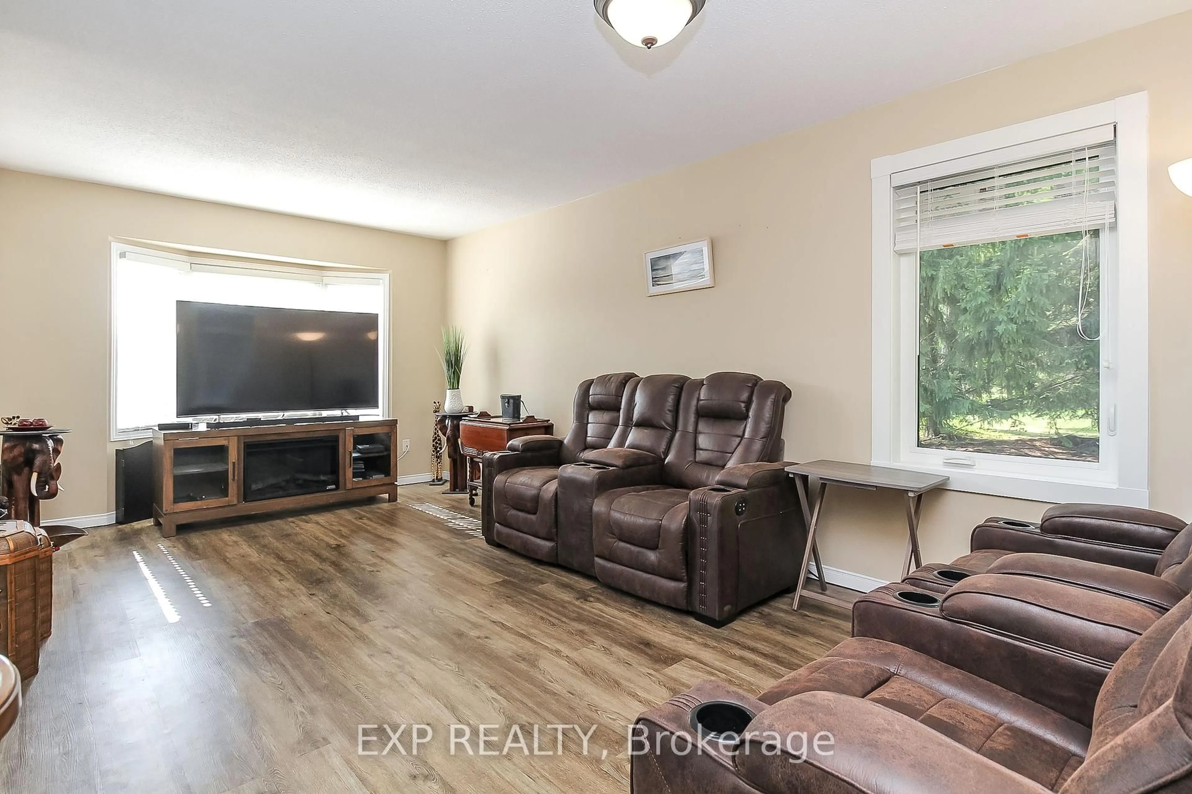 Living room with furniture, wood/laminate floor for 9 Birdie Crt, Wasaga Beach Ontario L9Z 1C1
