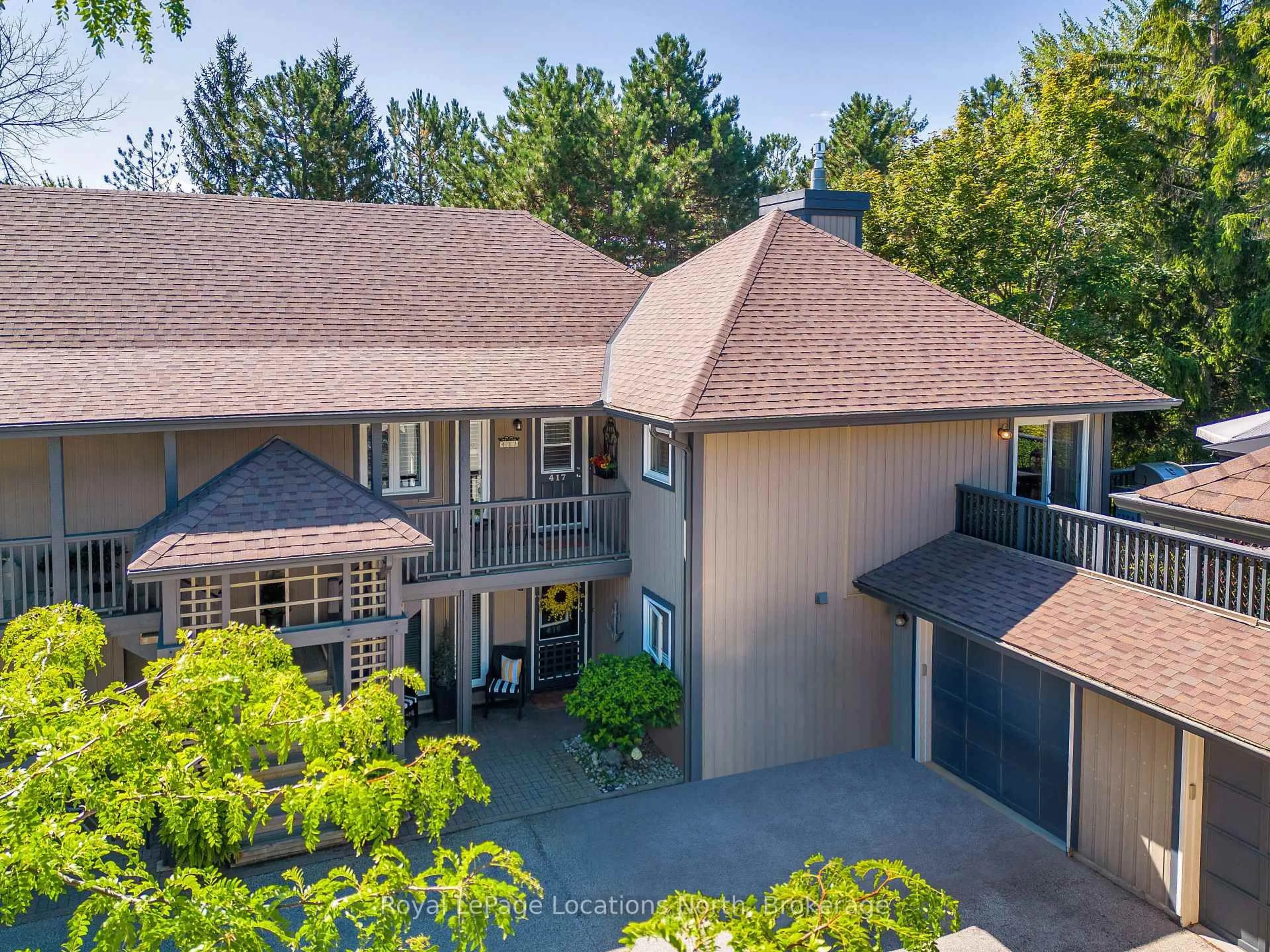 A pic from outside/outdoor area/front of a property/back of a property/a pic from drone, unknown for 417 Mariners Way, Collingwood Ontario L9Y 5C7