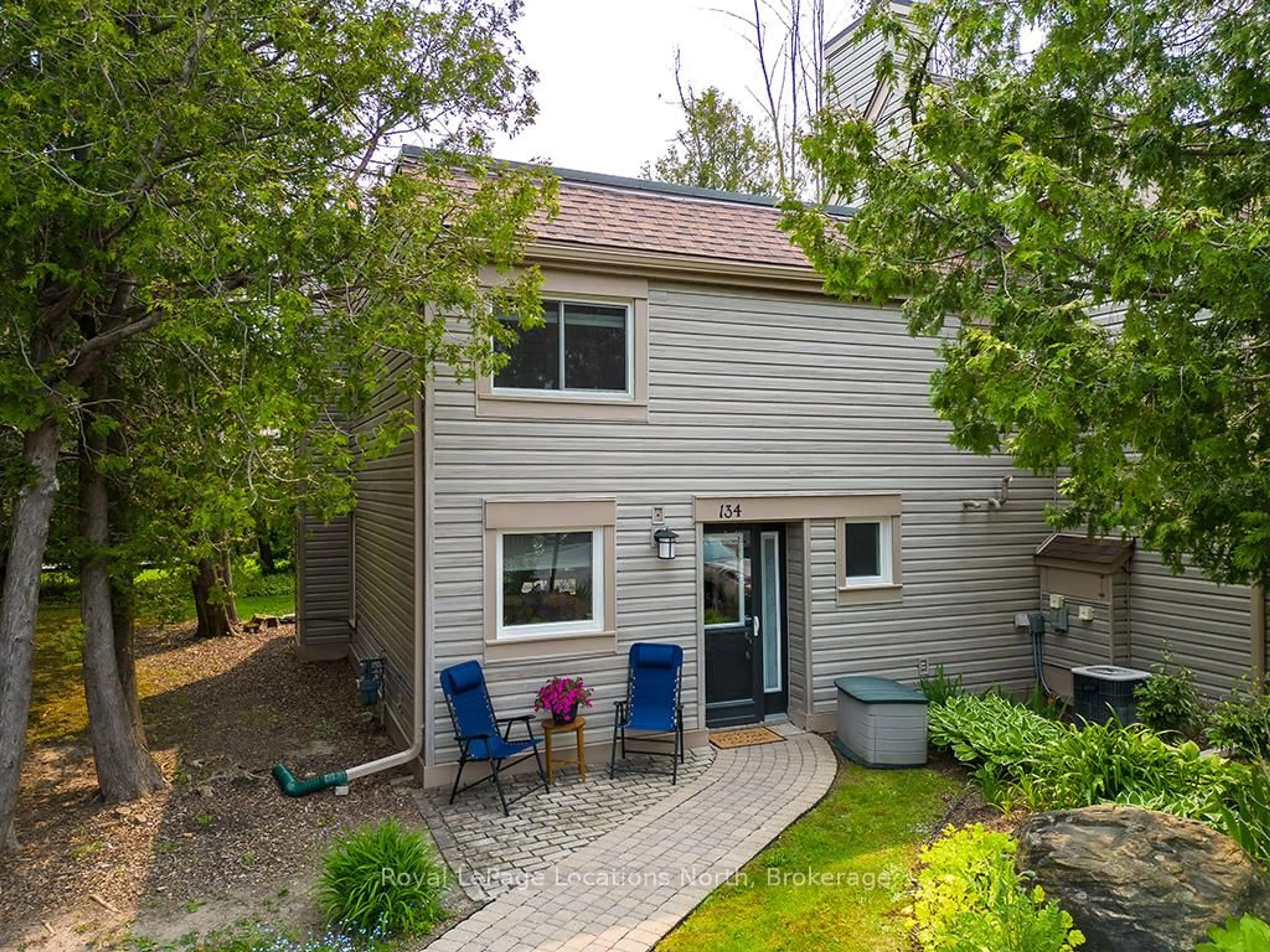 A pic from outside/outdoor area/front of a property/back of a property/a pic from drone, unknown for 134 Escarpment Cres #10, Collingwood Ontario L9Y 5B4