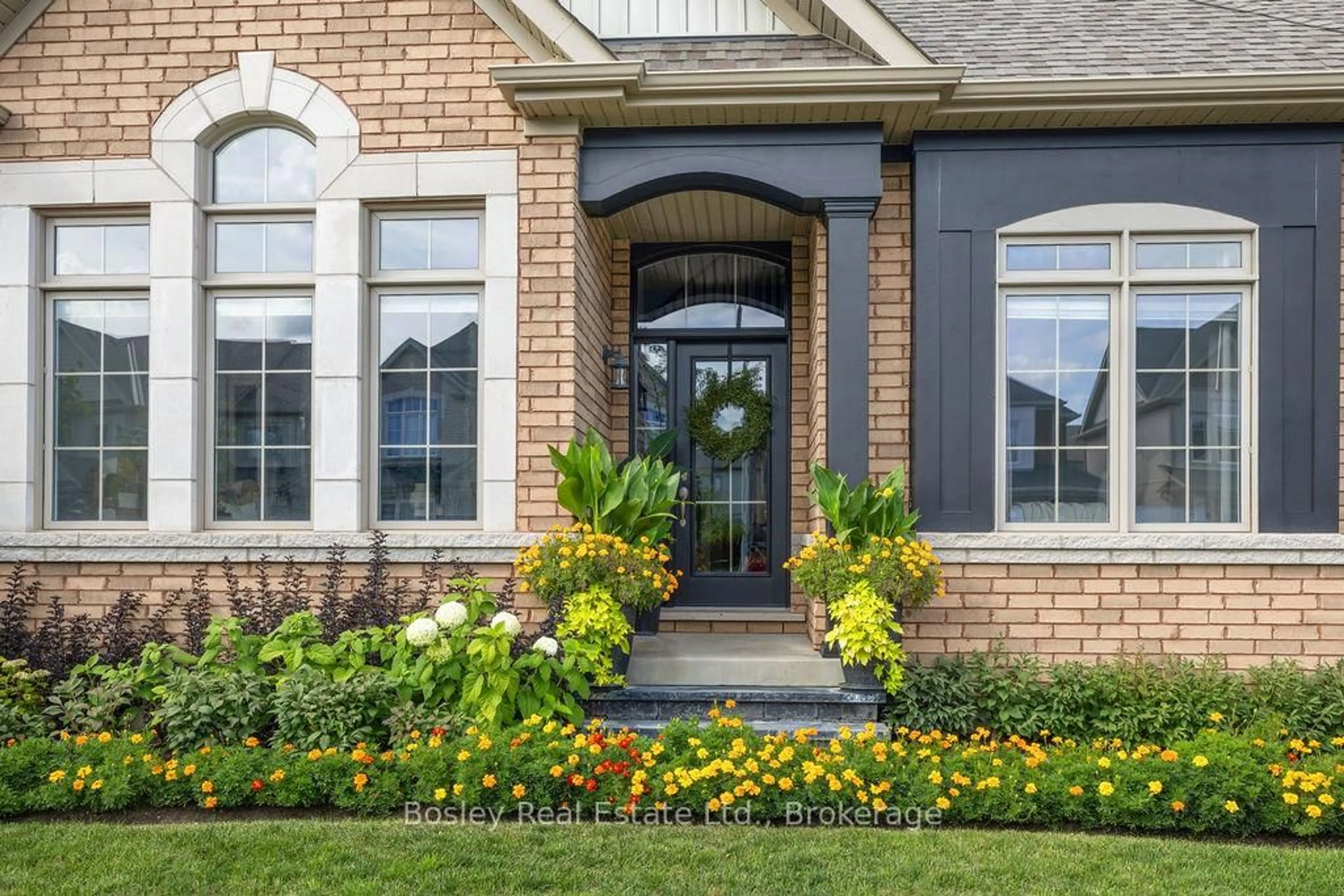 Home with brick exterior material, street for 25 Mclean Ave, Collingwood Ontario L9Y 3V2