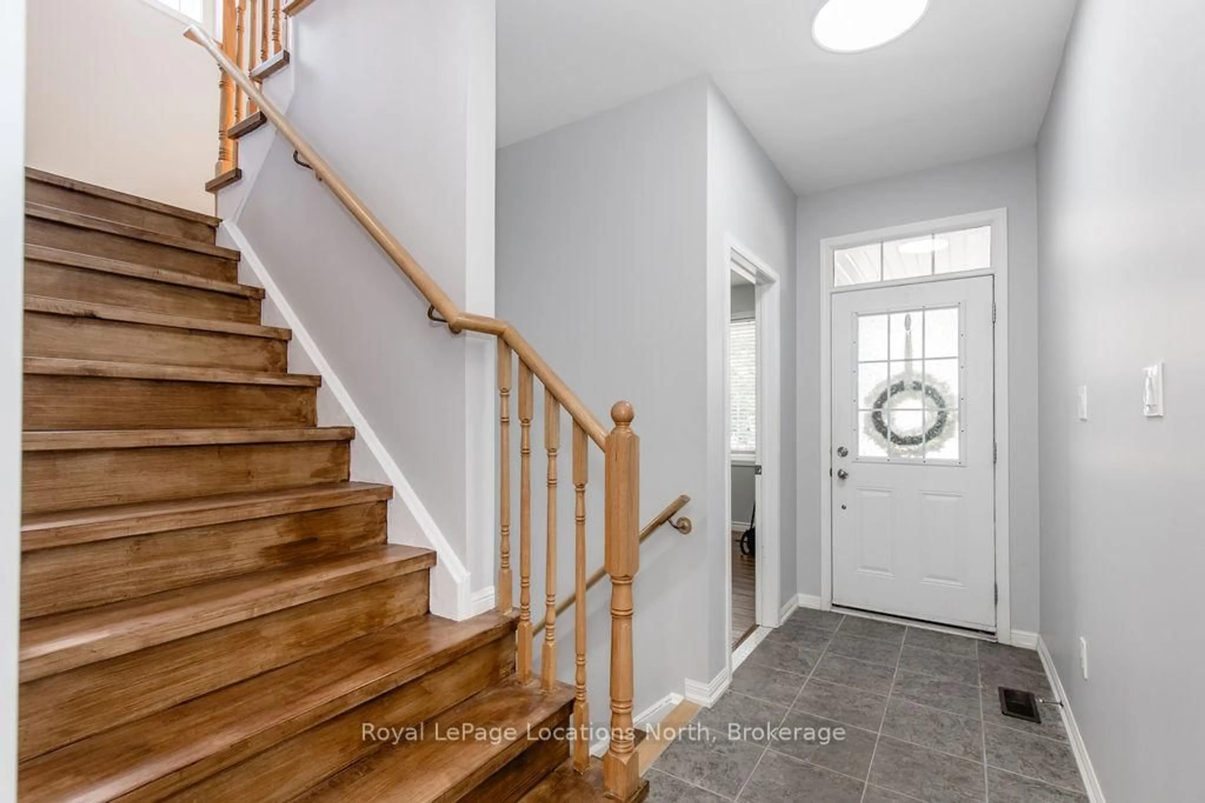 Indoor entryway for 49 Providence Way, Wasaga Beach Ontario L9Z 0G3