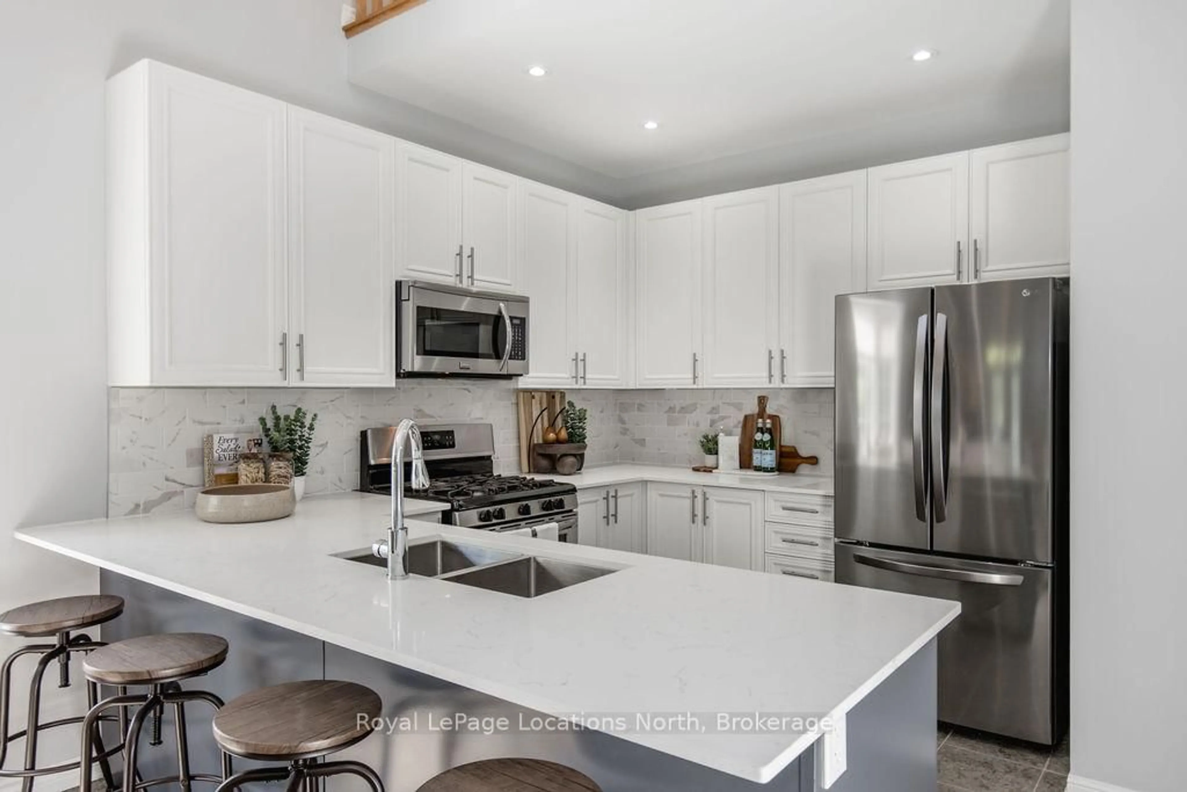 Open concept kitchen, unknown for 49 Providence Way, Wasaga Beach Ontario L9Z 0G3