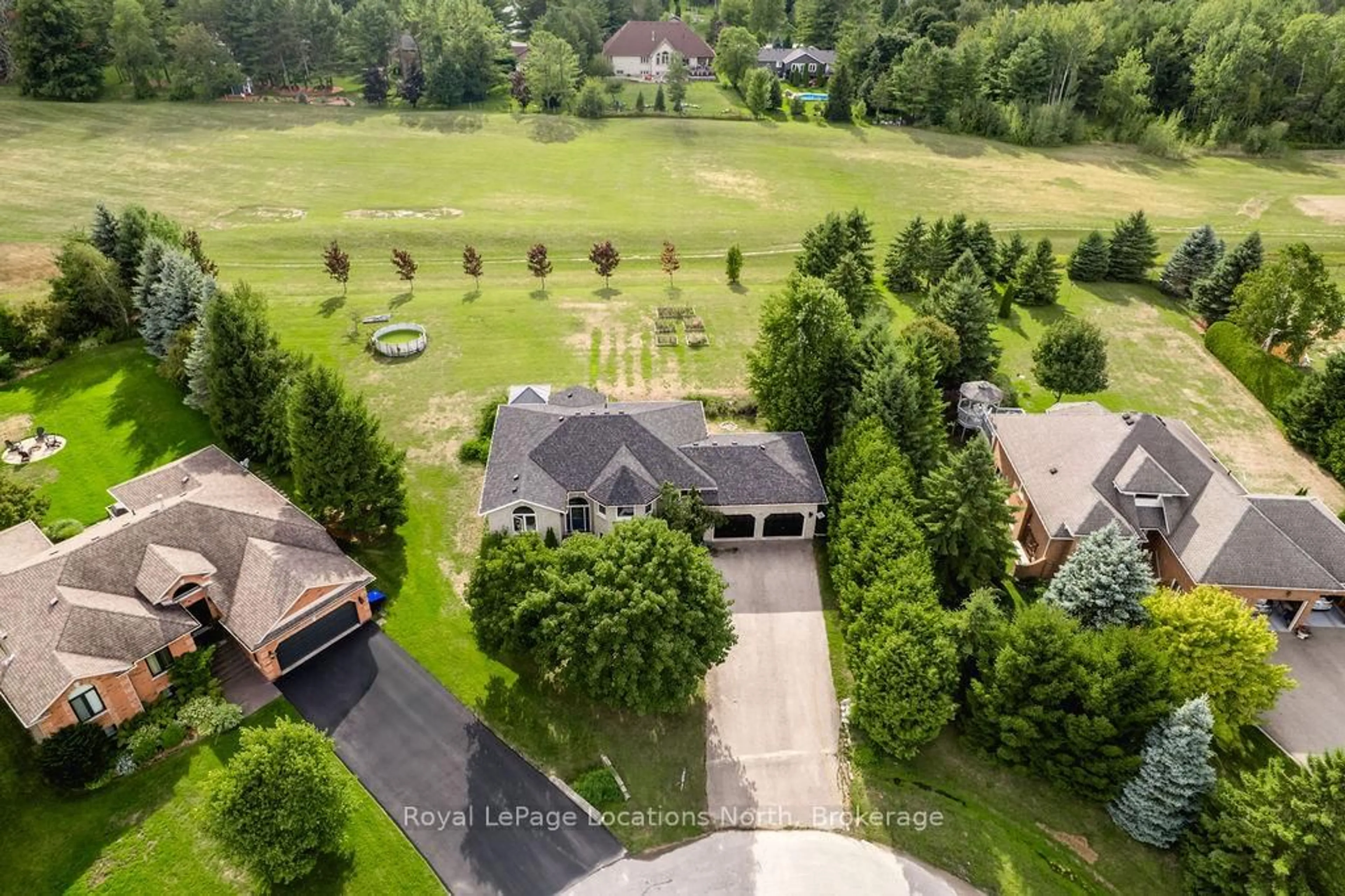 A pic from outside/outdoor area/front of a property/back of a property/a pic from drone, unknown for 42 CLUB Crt, Wasaga Beach Ontario L9Z 1M4