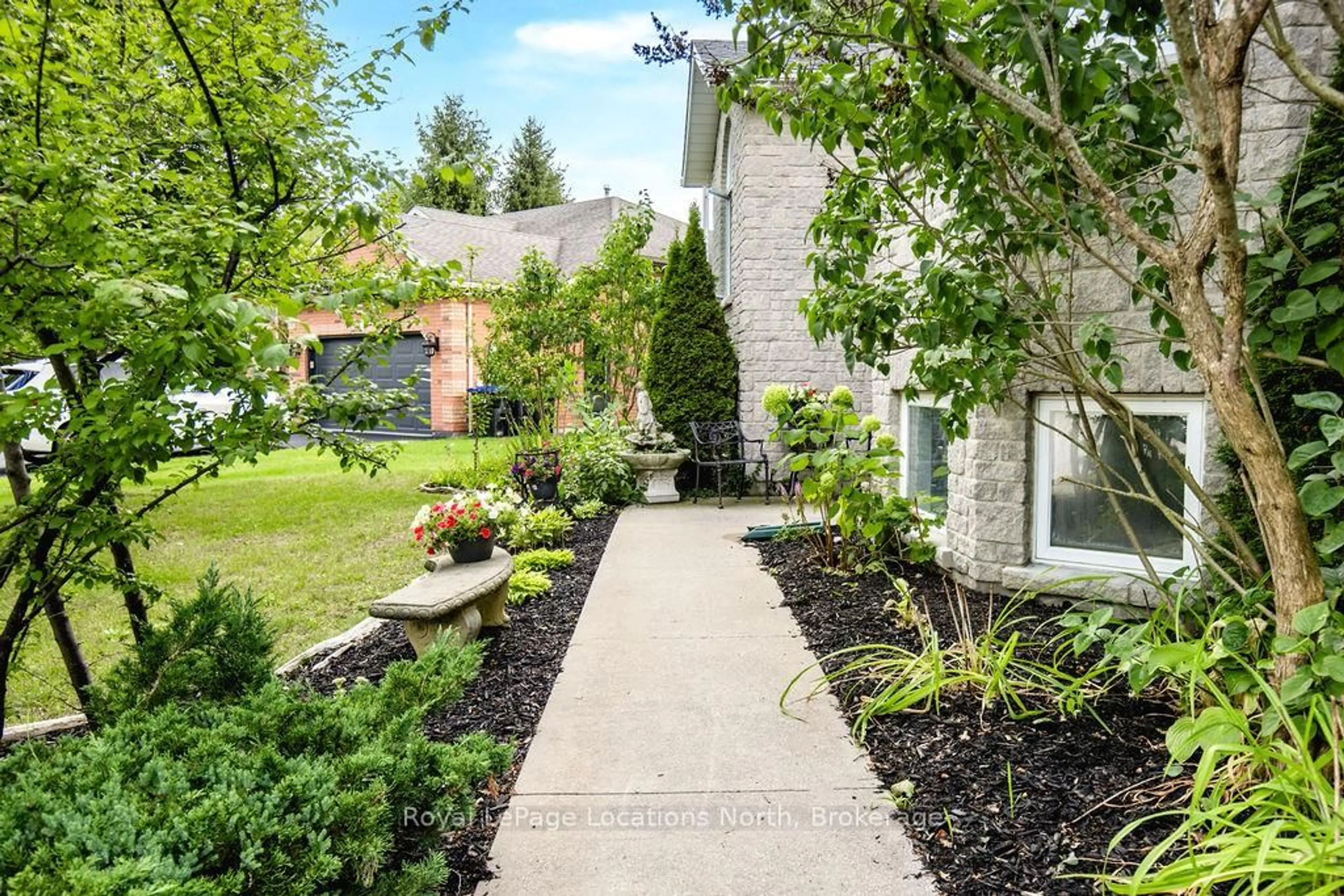 Patio, street for 42 CLUB Crt, Wasaga Beach Ontario L9Z 1M4