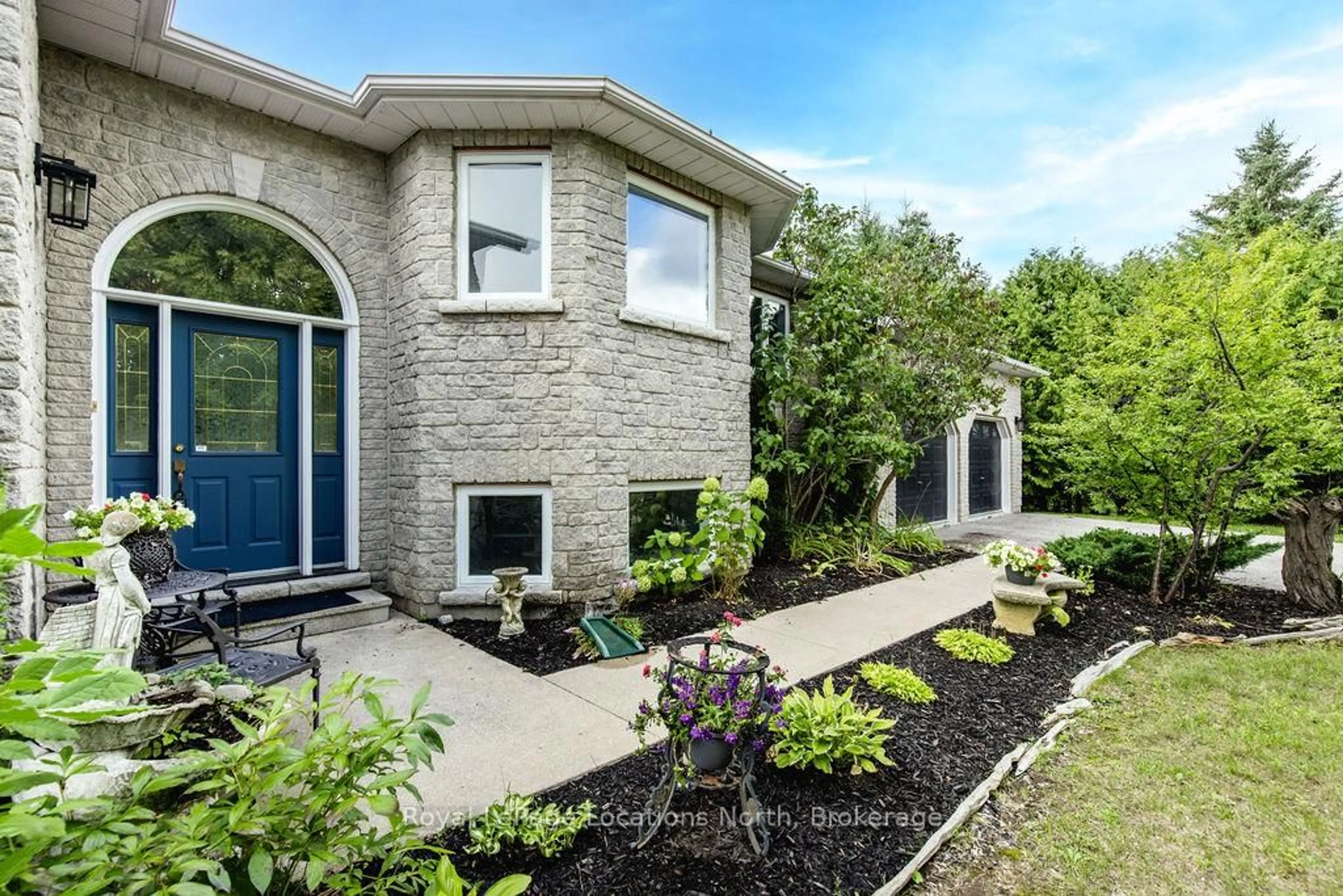 Home with brick exterior material, street for 42 CLUB Crt, Wasaga Beach Ontario L9Z 1M4