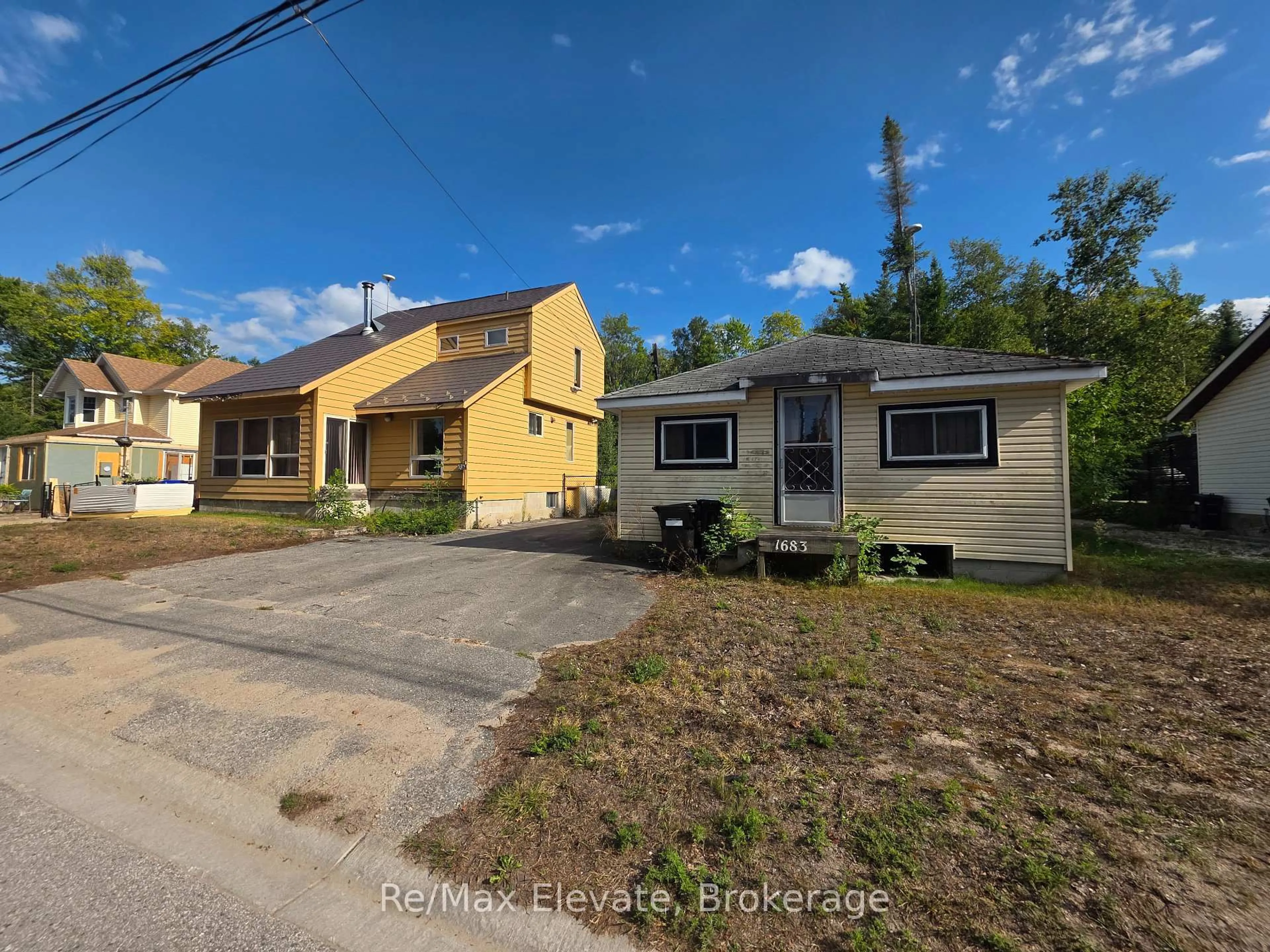 A pic from outside/outdoor area/front of a property/back of a property/a pic from drone, street for 1679 Shore Lane, Wasaga Beach Ontario L9Z 1W4
