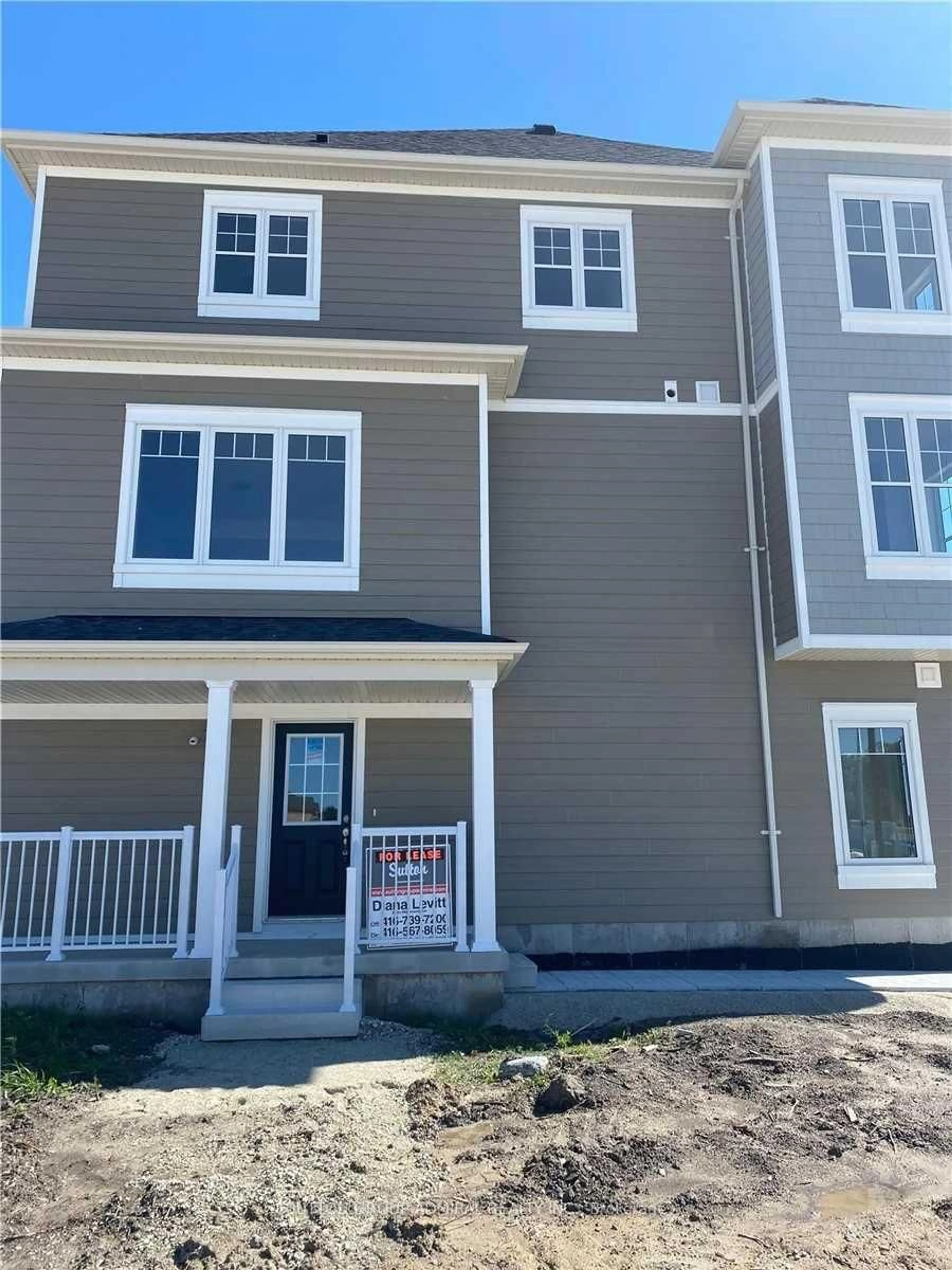 Home with vinyl exterior material, street for 138 VILLAGE GATE Dr, Wasaga Beach Ontario L9Z 0J7