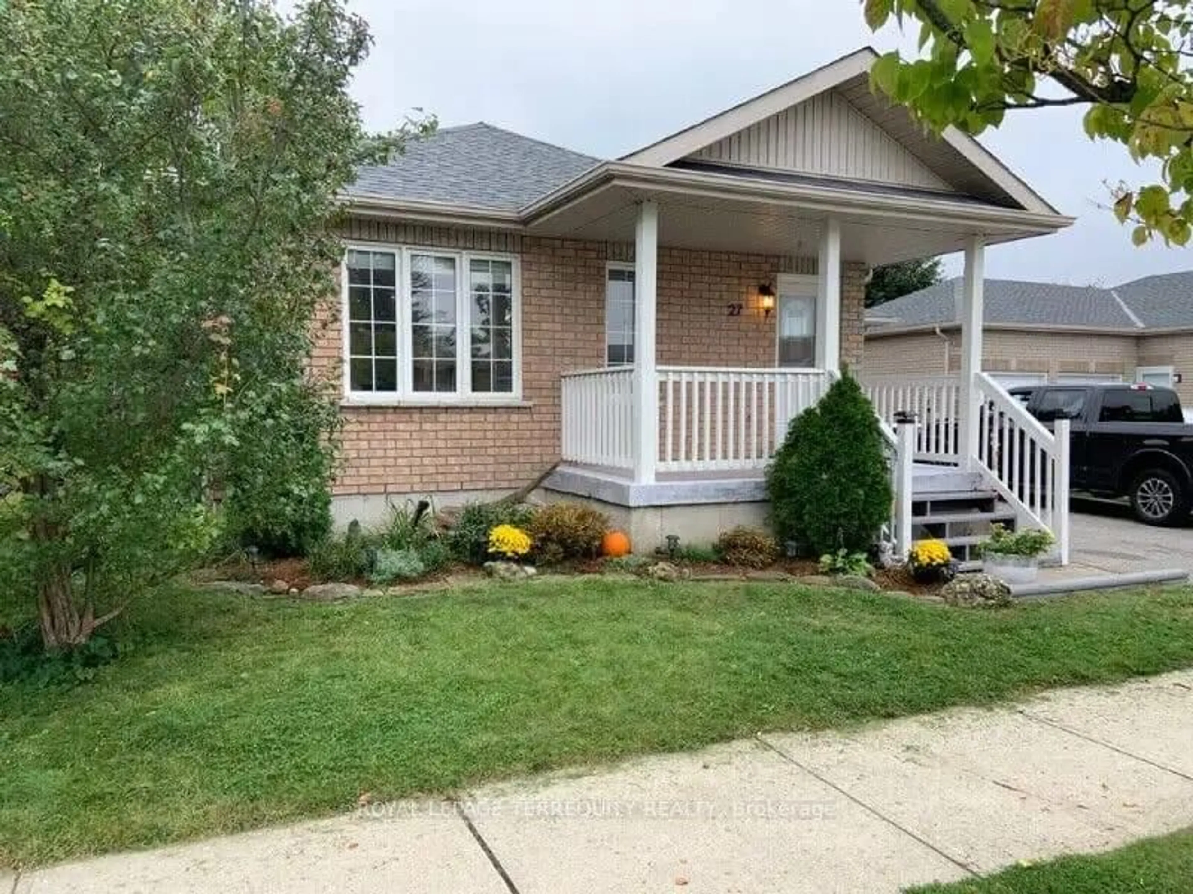 Home with vinyl exterior material, street for 27 Watson Dr, Barrie Ontario L4M 6W8