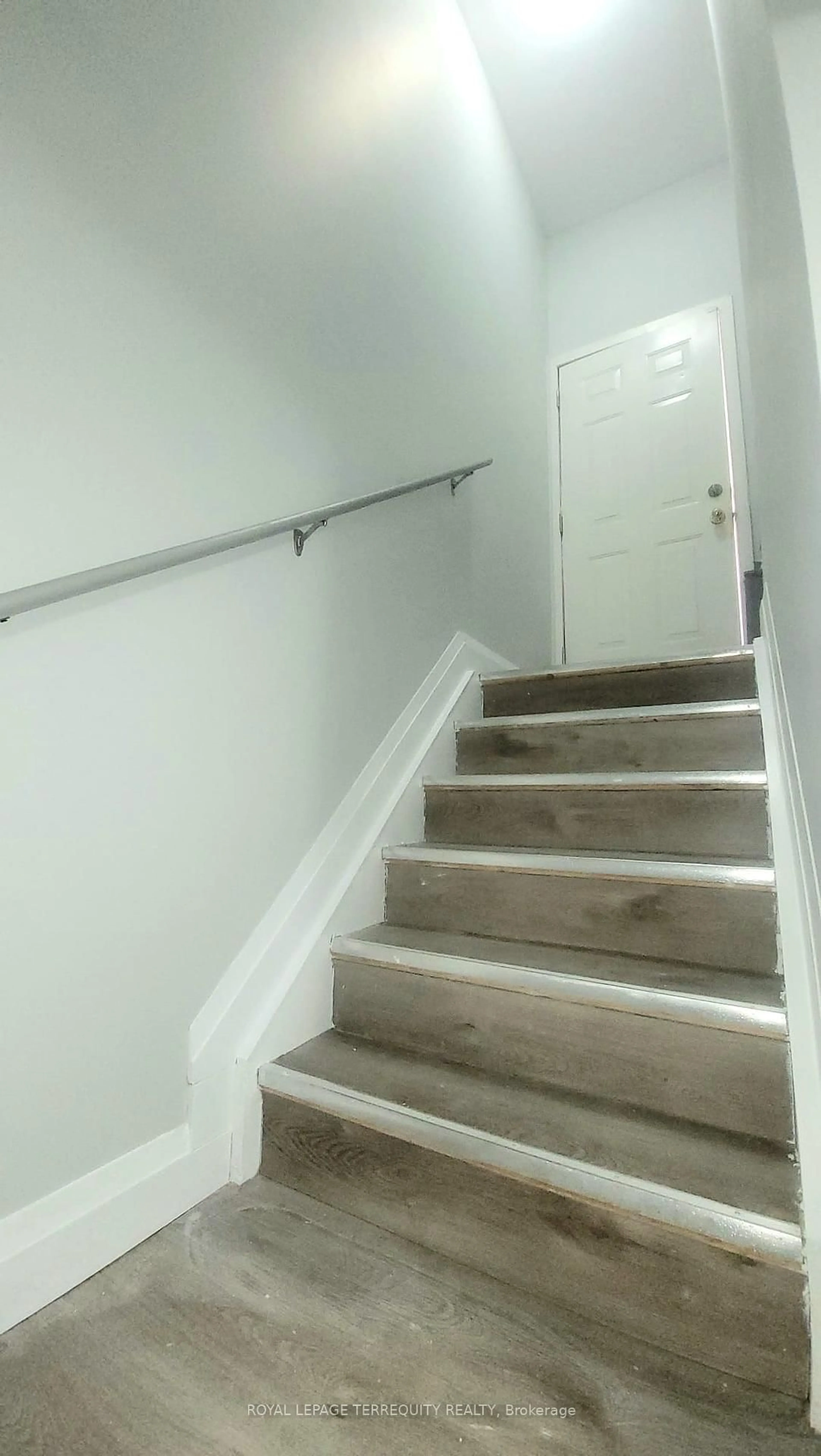 Stairs for 27 Watson Dr, Barrie Ontario L4M 6W8
