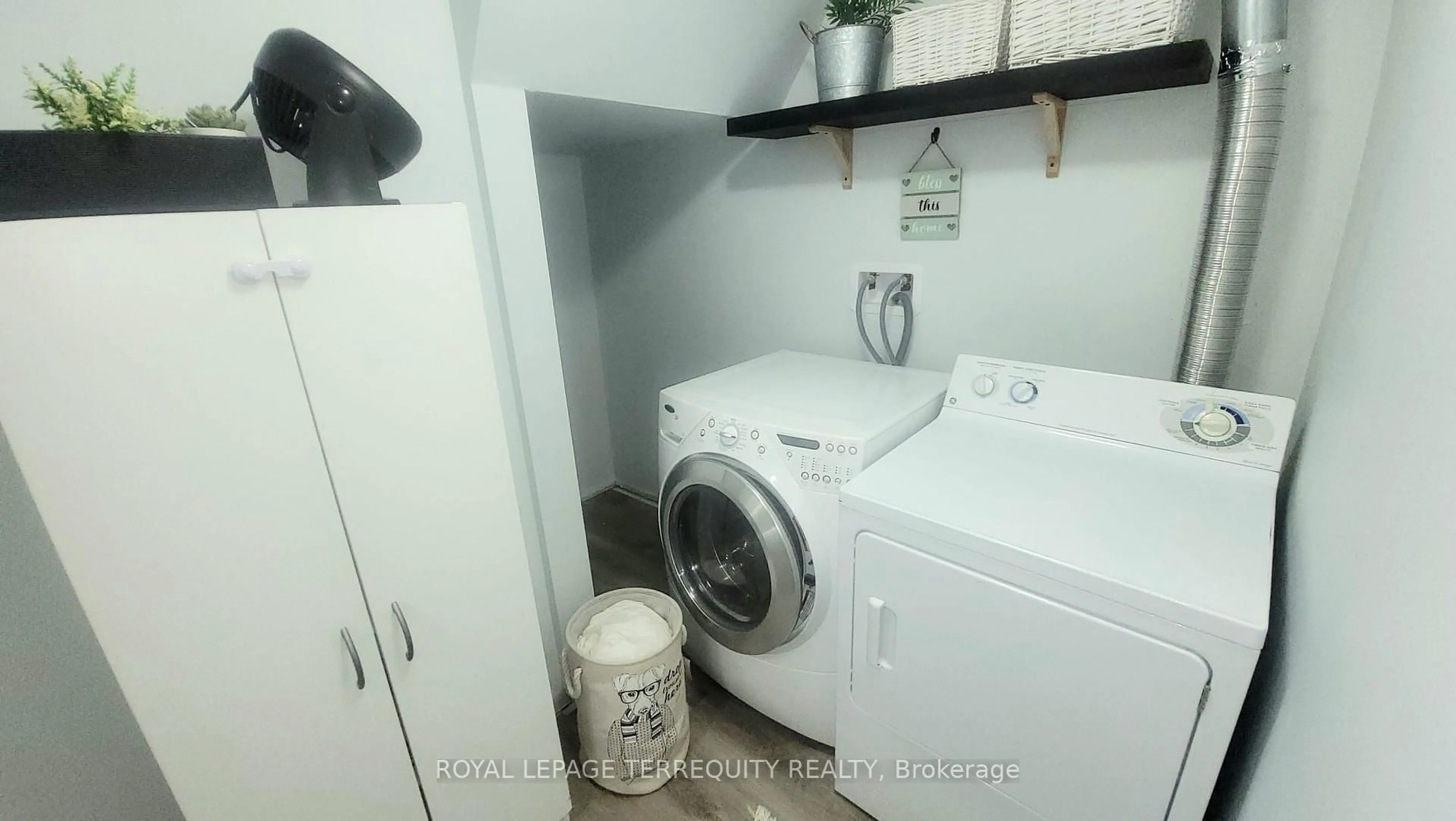 Laundry room for 27 Watson Dr, Barrie Ontario L4M 6W8