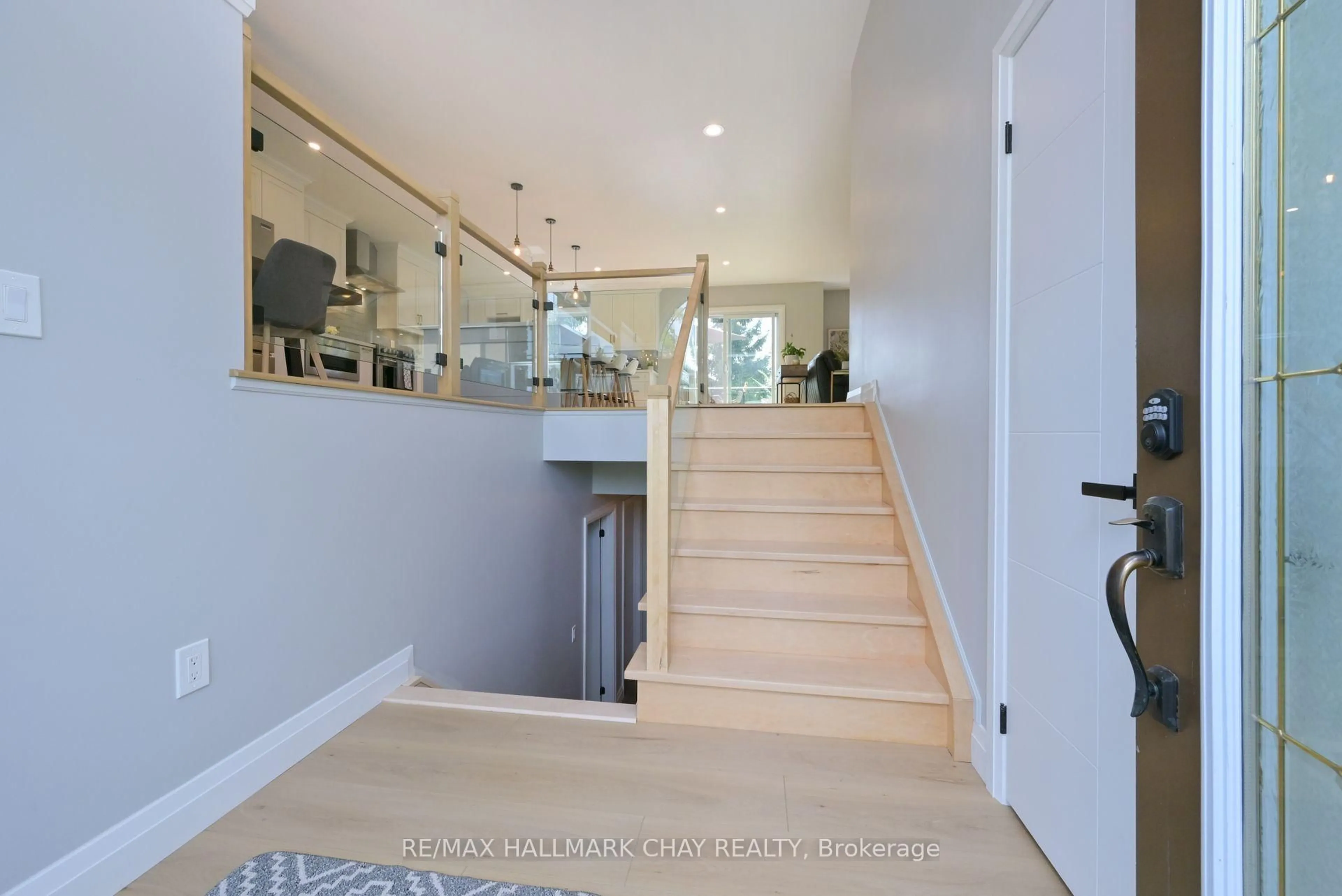 Indoor entryway for 12 Symond Ave, Oro-Medonte Ontario L0L 2E0