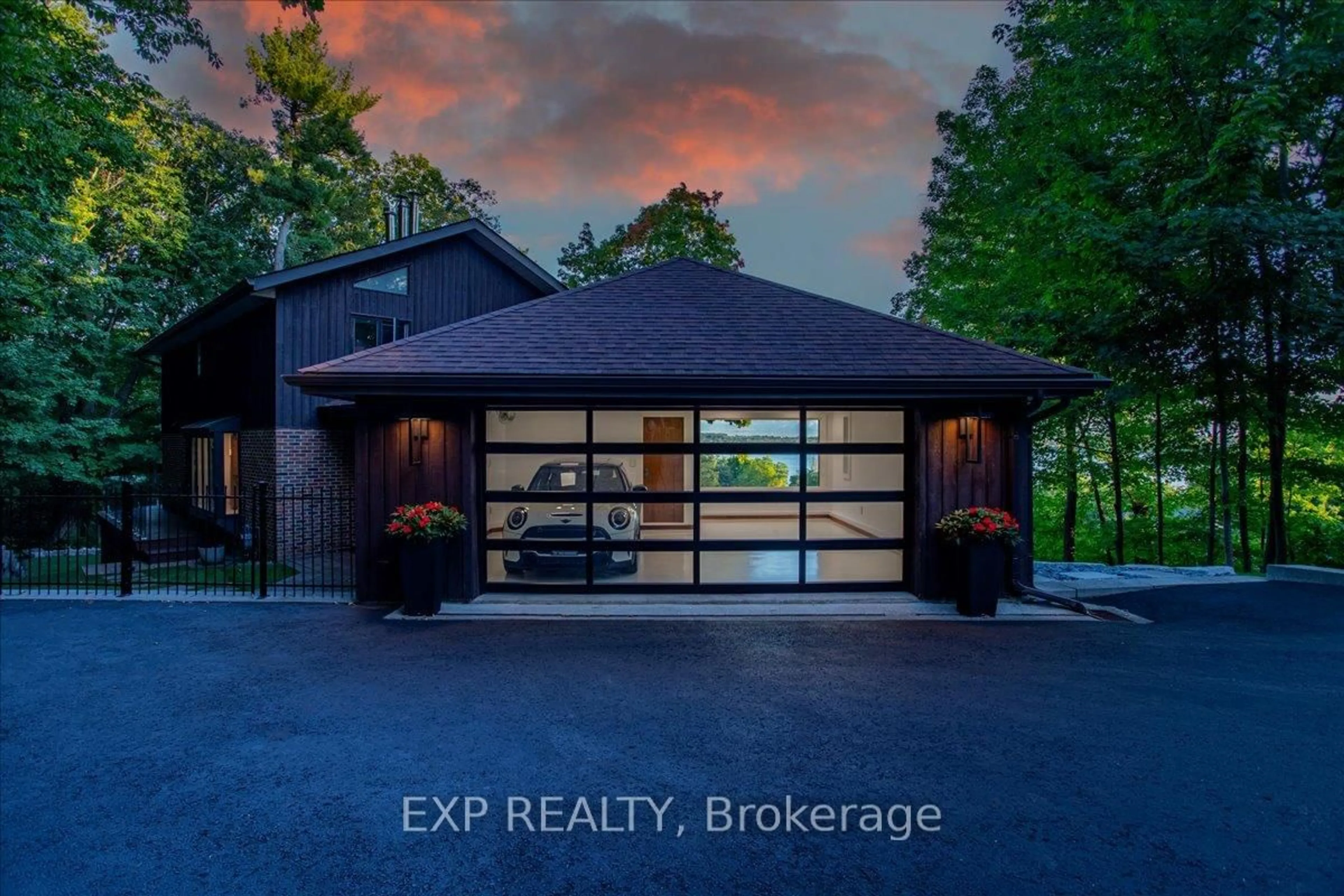 Indoor garage for 11 Crestwood Dr, Barrie Ontario L4M 4Y8