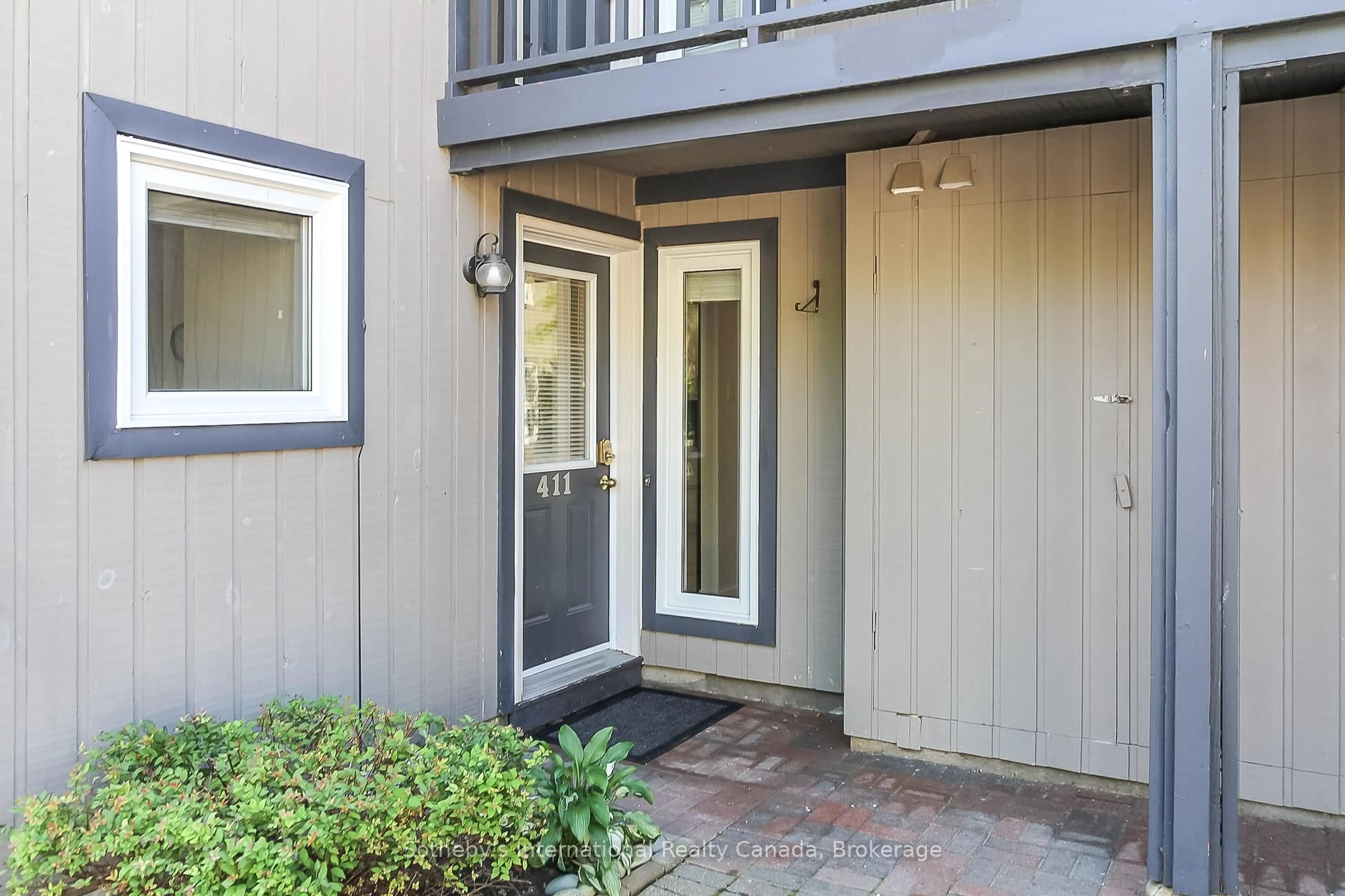 Indoor entryway for 411 Mariners Way, Collingwood Ontario L9Y 5C7