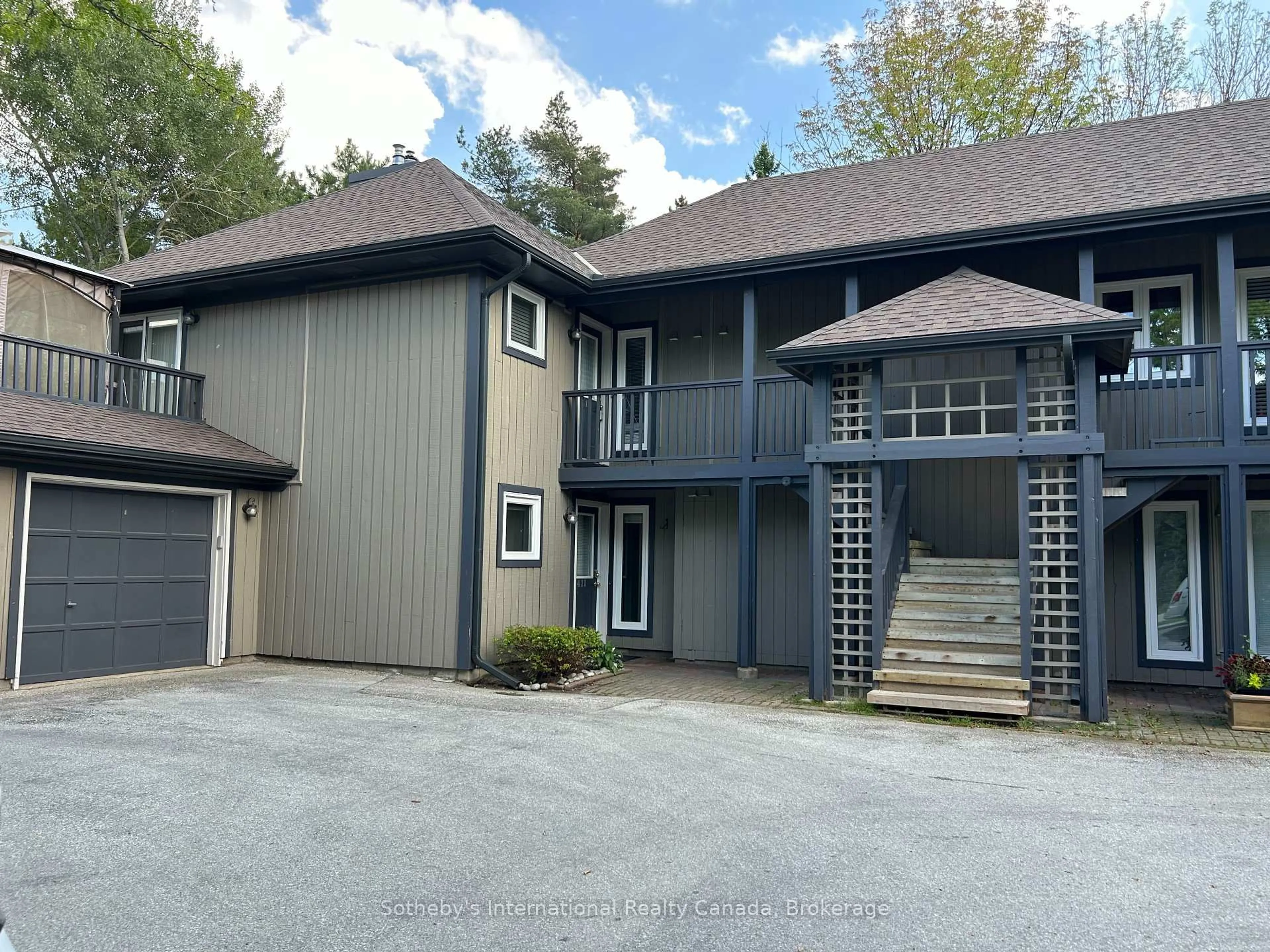 A pic from outside/outdoor area/front of a property/back of a property/a pic from drone, unknown for 411 Mariners Way, Collingwood Ontario L9Y 5C7